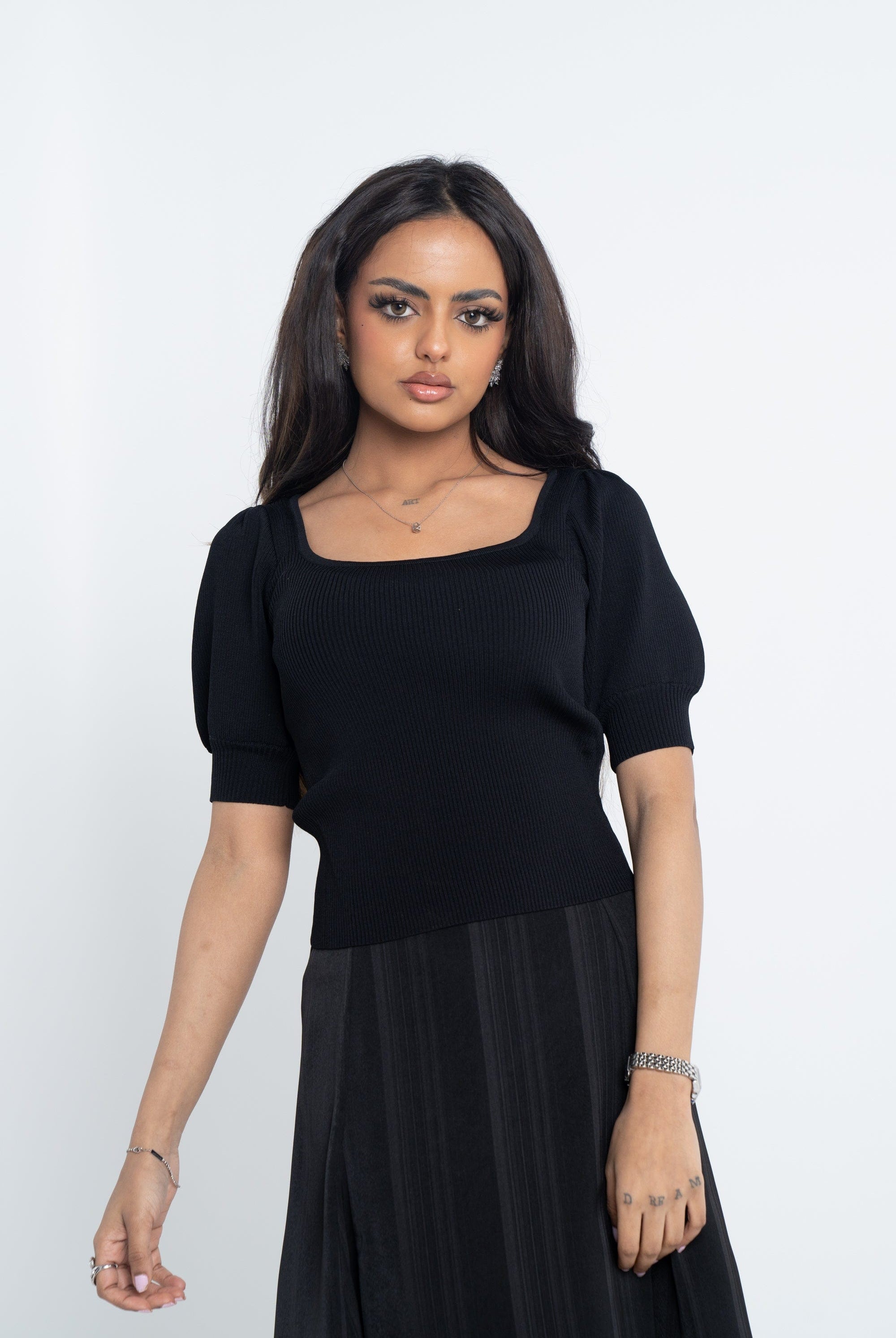 نتشي بلوزة سادة أكمام قصيرة برقبة مربعة