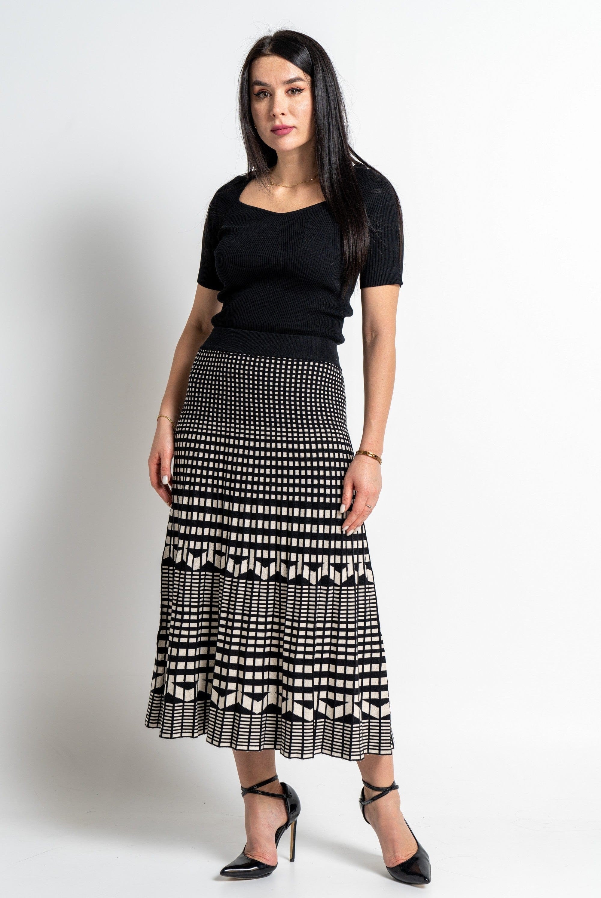 نتشي بلوزة بأكمام قصيرة منسوجة بفتحة صدر عميقة