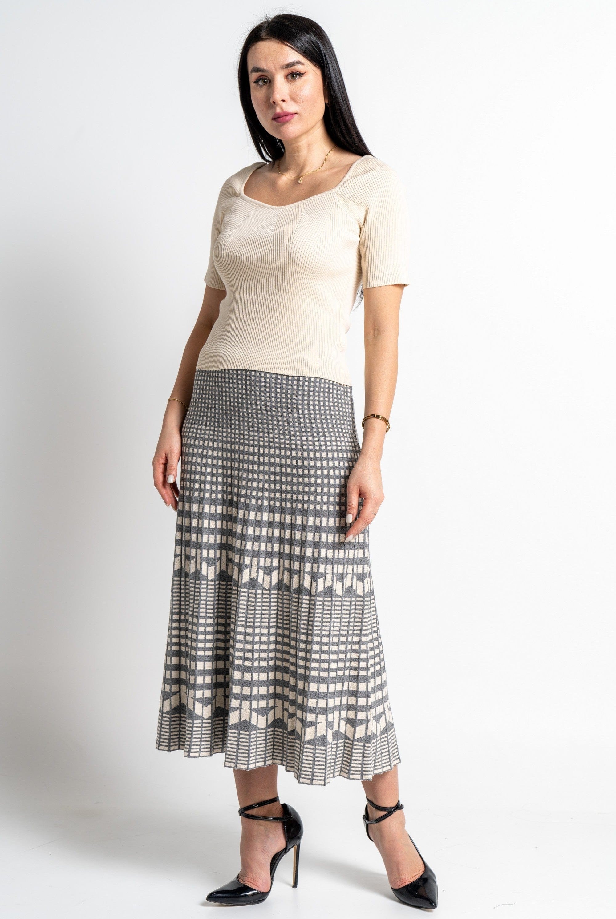 نتشي بلوزة بأكمام قصيرة منسوجة بفتحة صدر عميقة