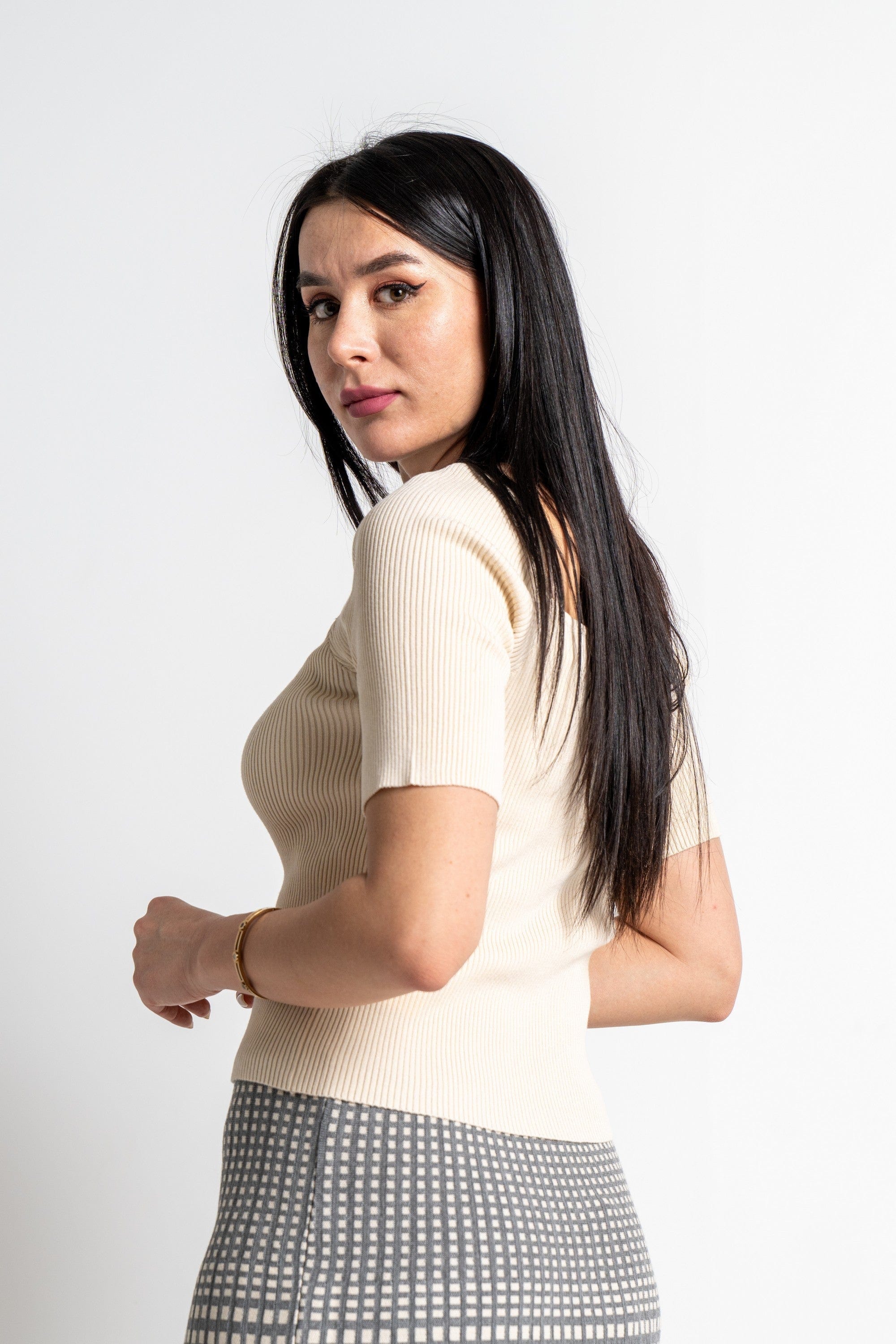 نتشي بلوزة بأكمام قصيرة منسوجة بفتحة صدر عميقة