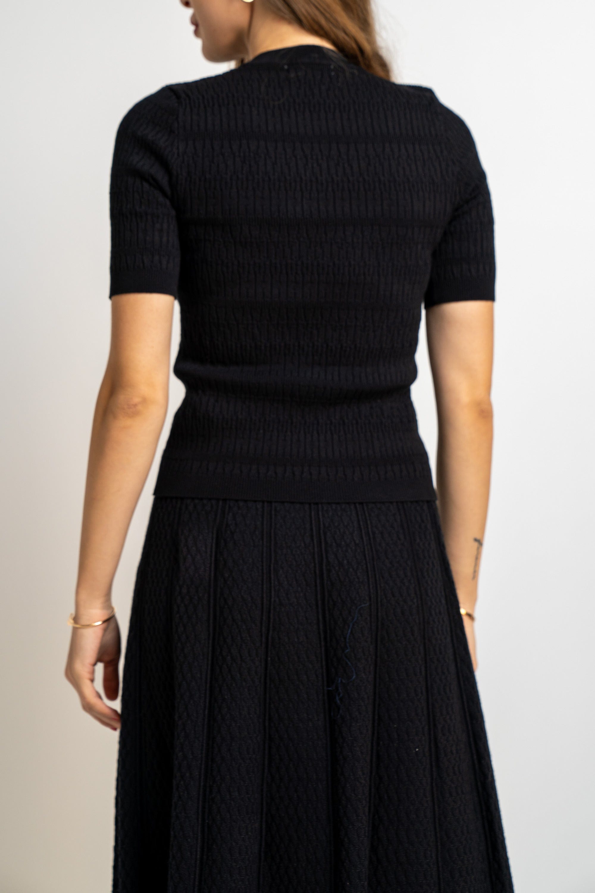 نتشي بلوزة مضلعة نص كم نسائي