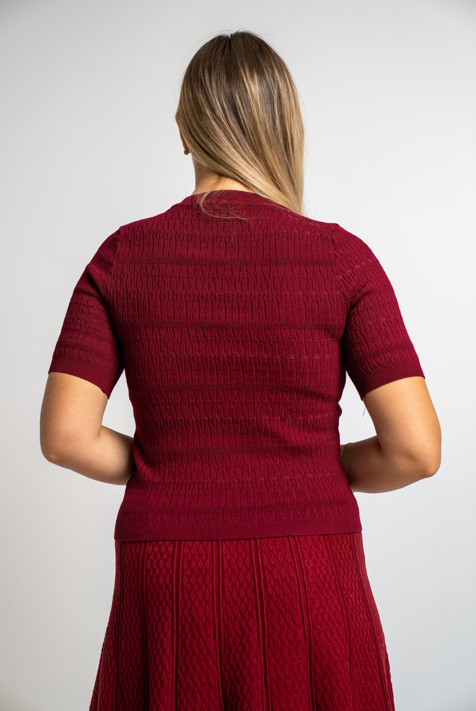 نتشي بلوزة مضلعة نص كم نسائي