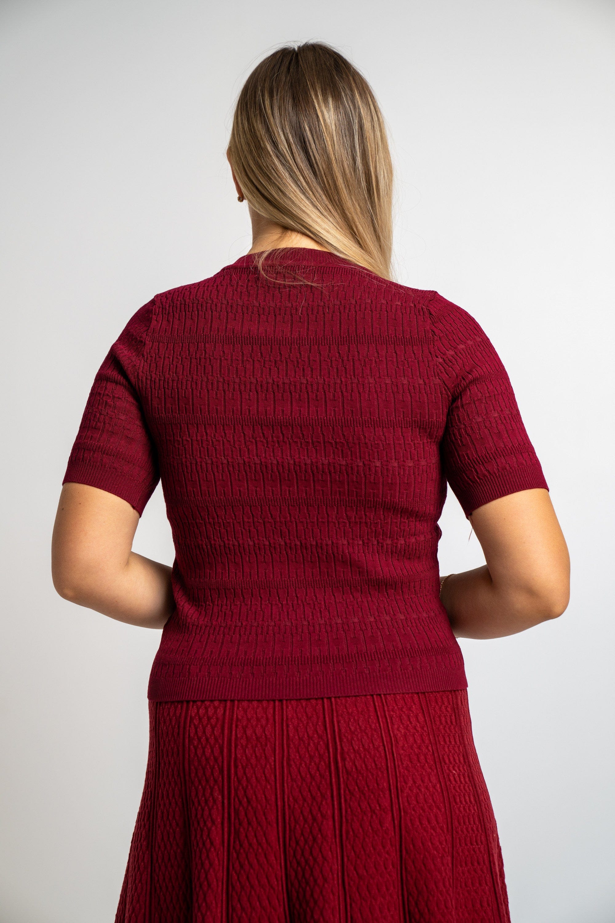 نتشي بلوزة مضلعة نص كم نسائي