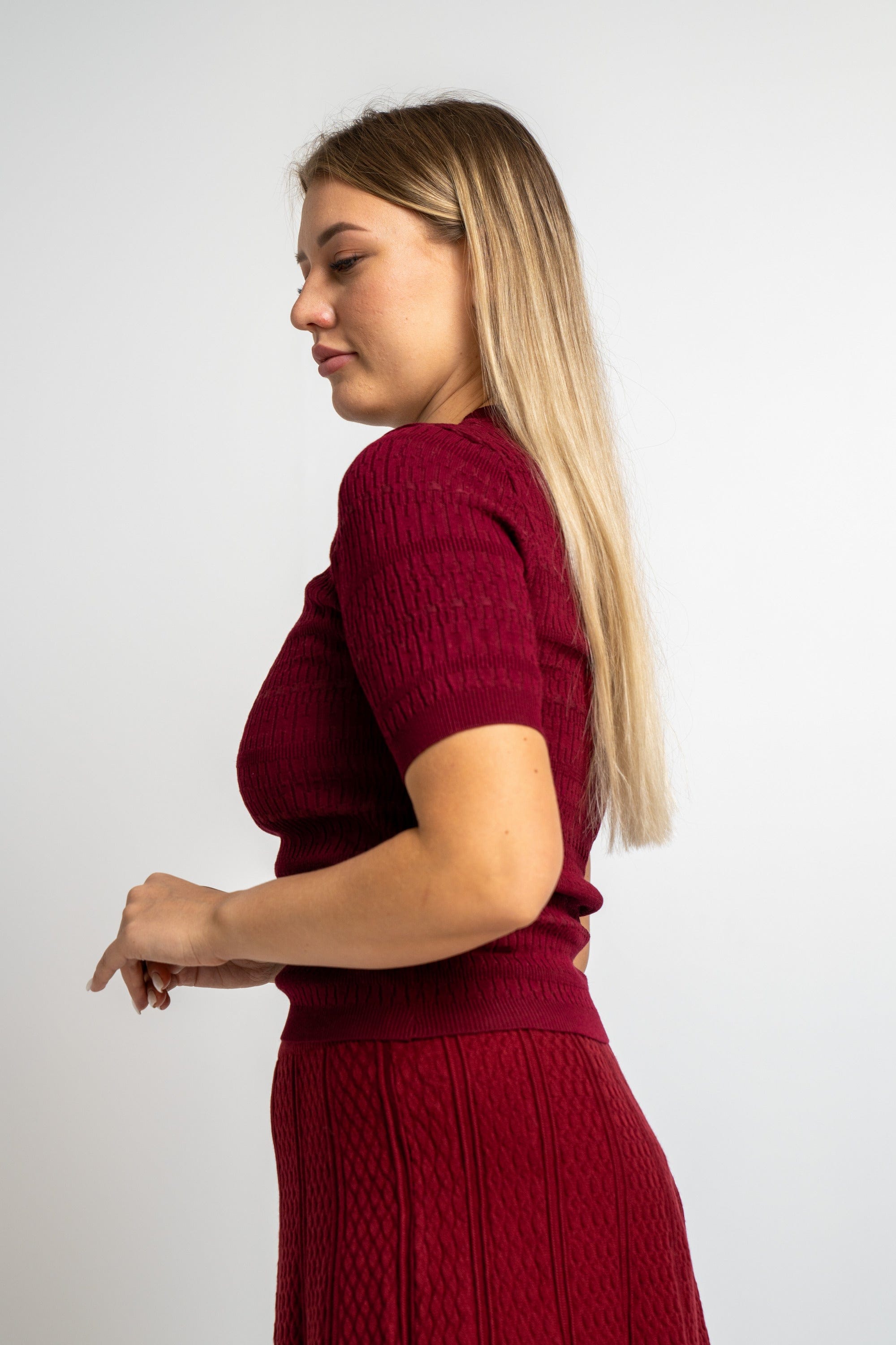 نتشي بلوزة مضلعة نص كم نسائي