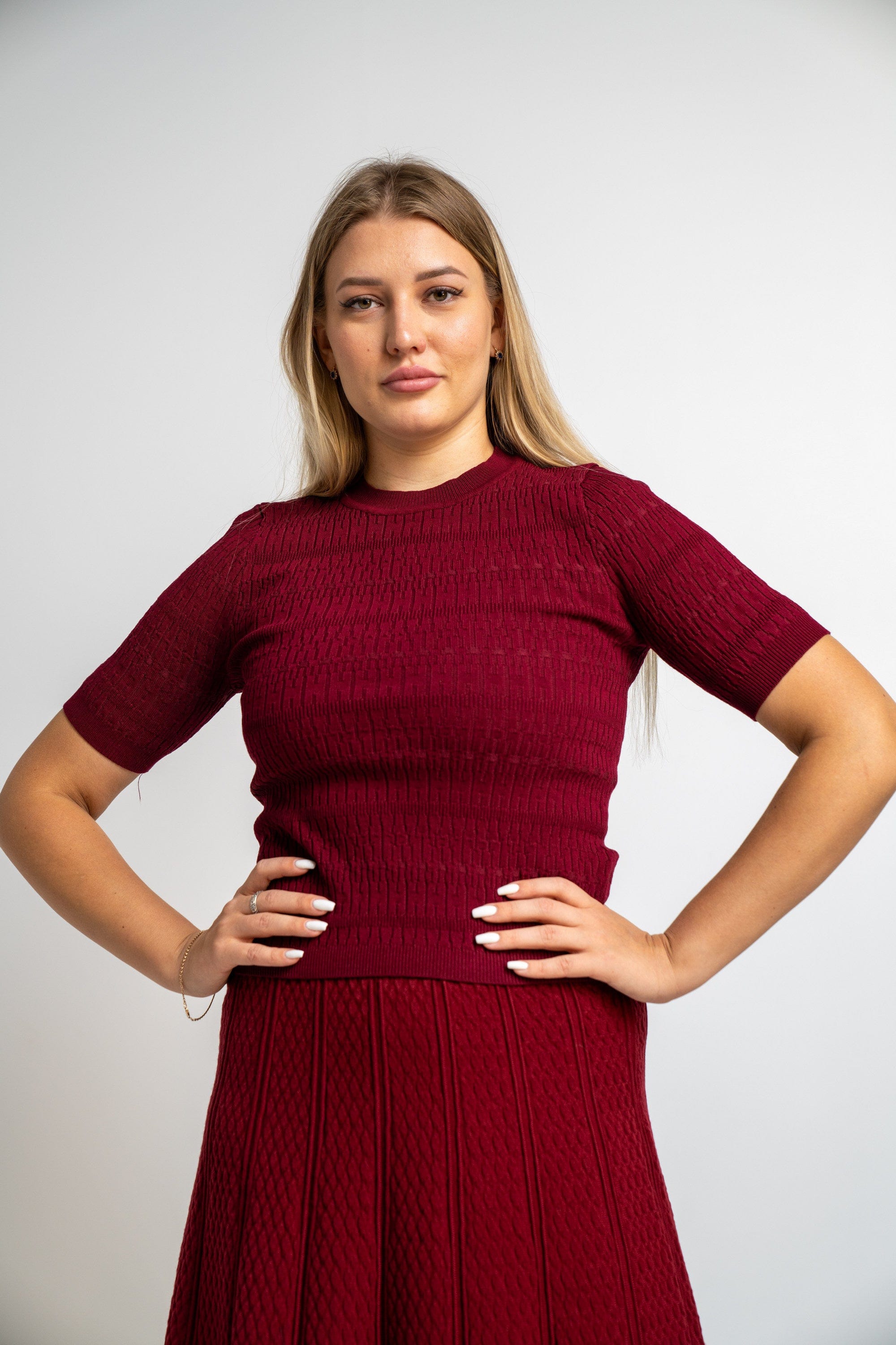 نتشي بلوزة مضلعة نص كم نسائي