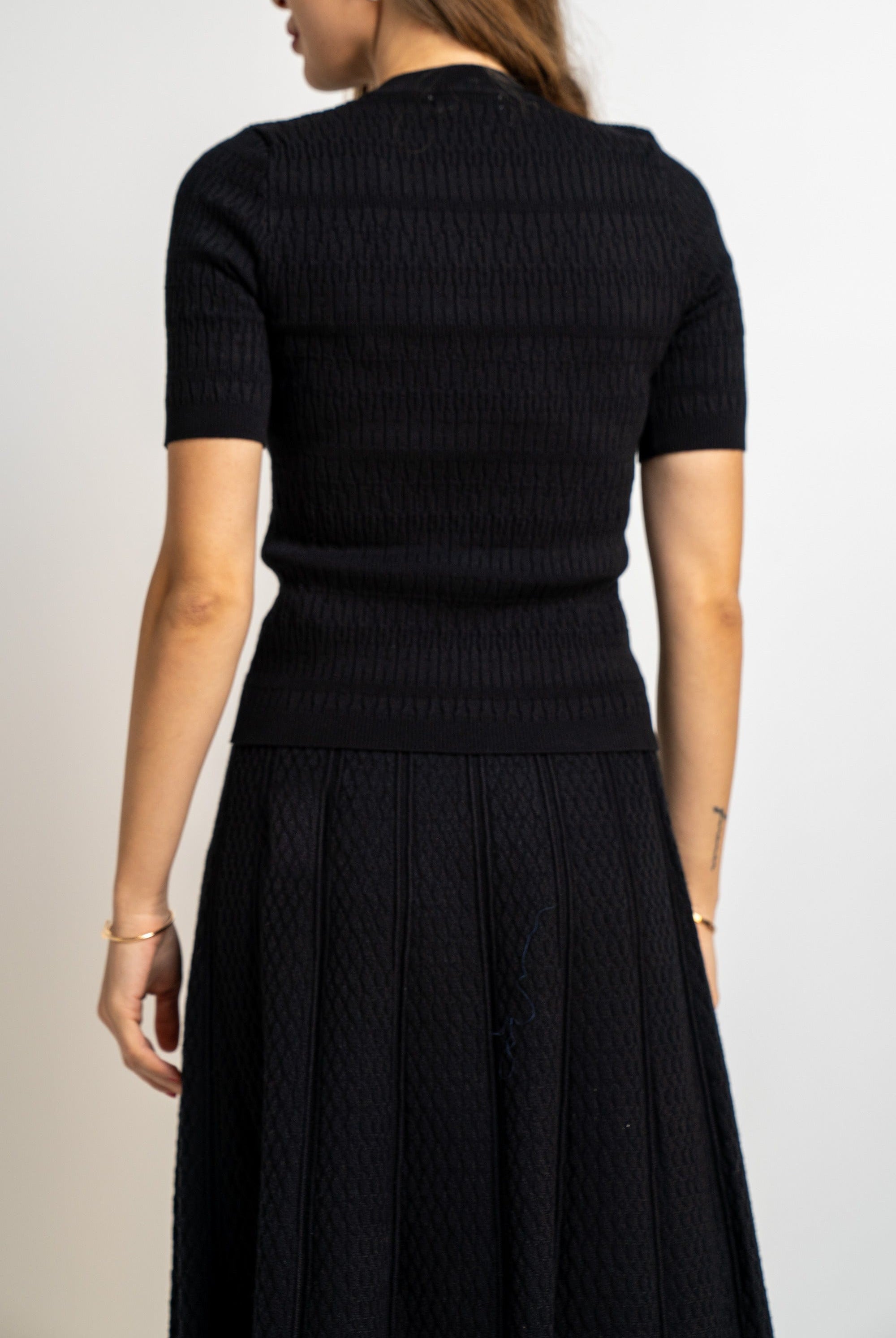 نتشي بلوزة مضلعة نص كم نسائي