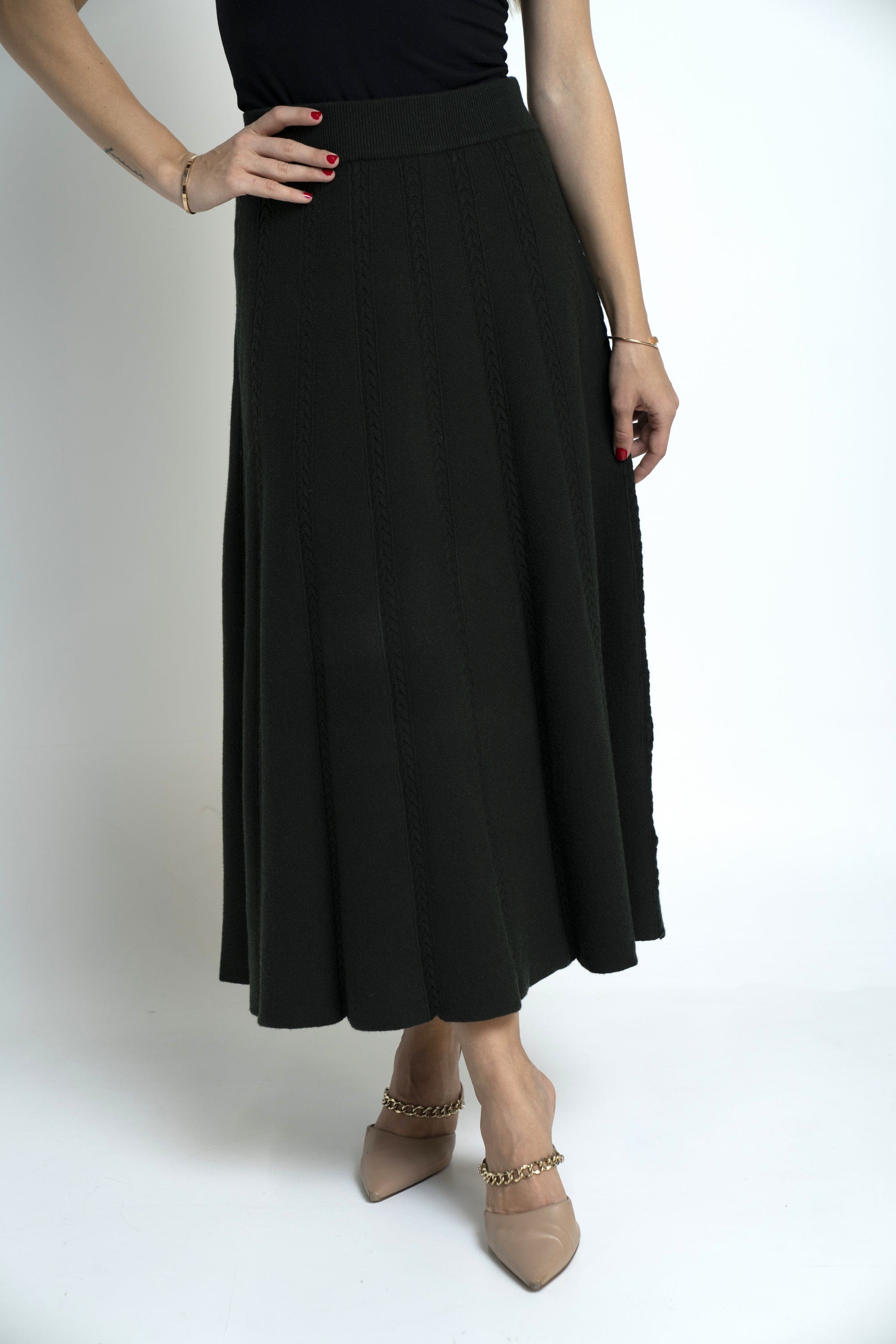 نتشي تنورة سادة بكسرات ميدي نسائي