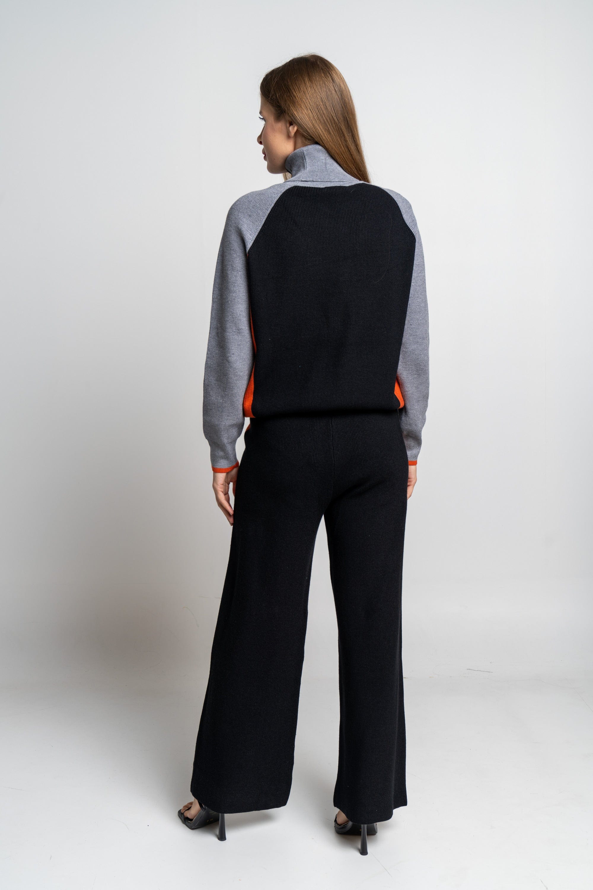 نتشي بلوزة سادة كم طويل لون مختلف نسائية