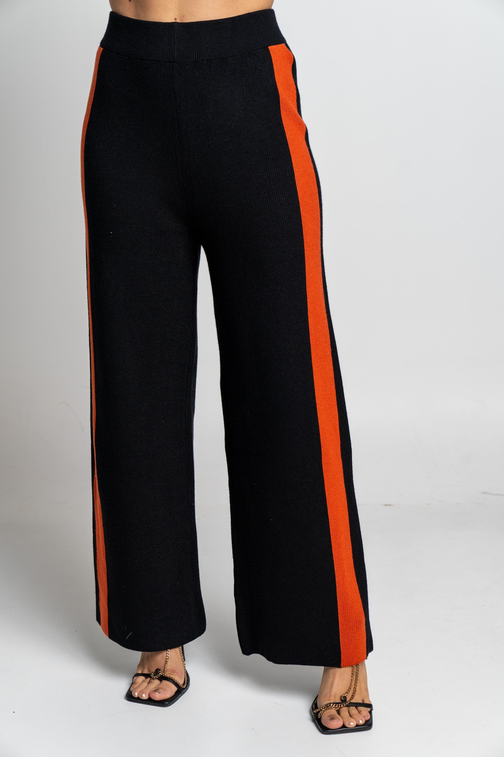 نتشي بنطلون طويل بخطين جانبيين نسائي