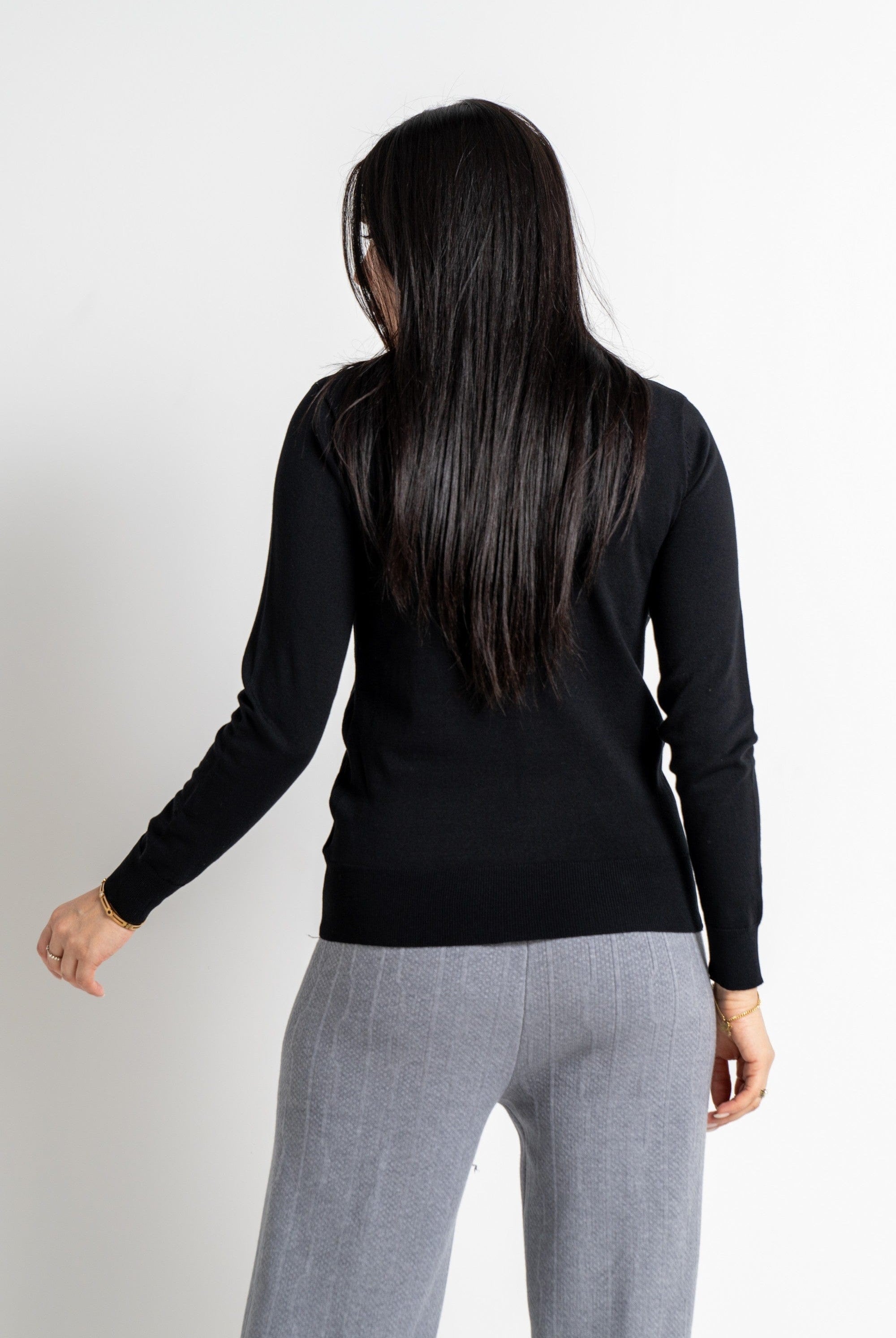 نتشي بلوزة بأكمام طويلة وسيعة سادة