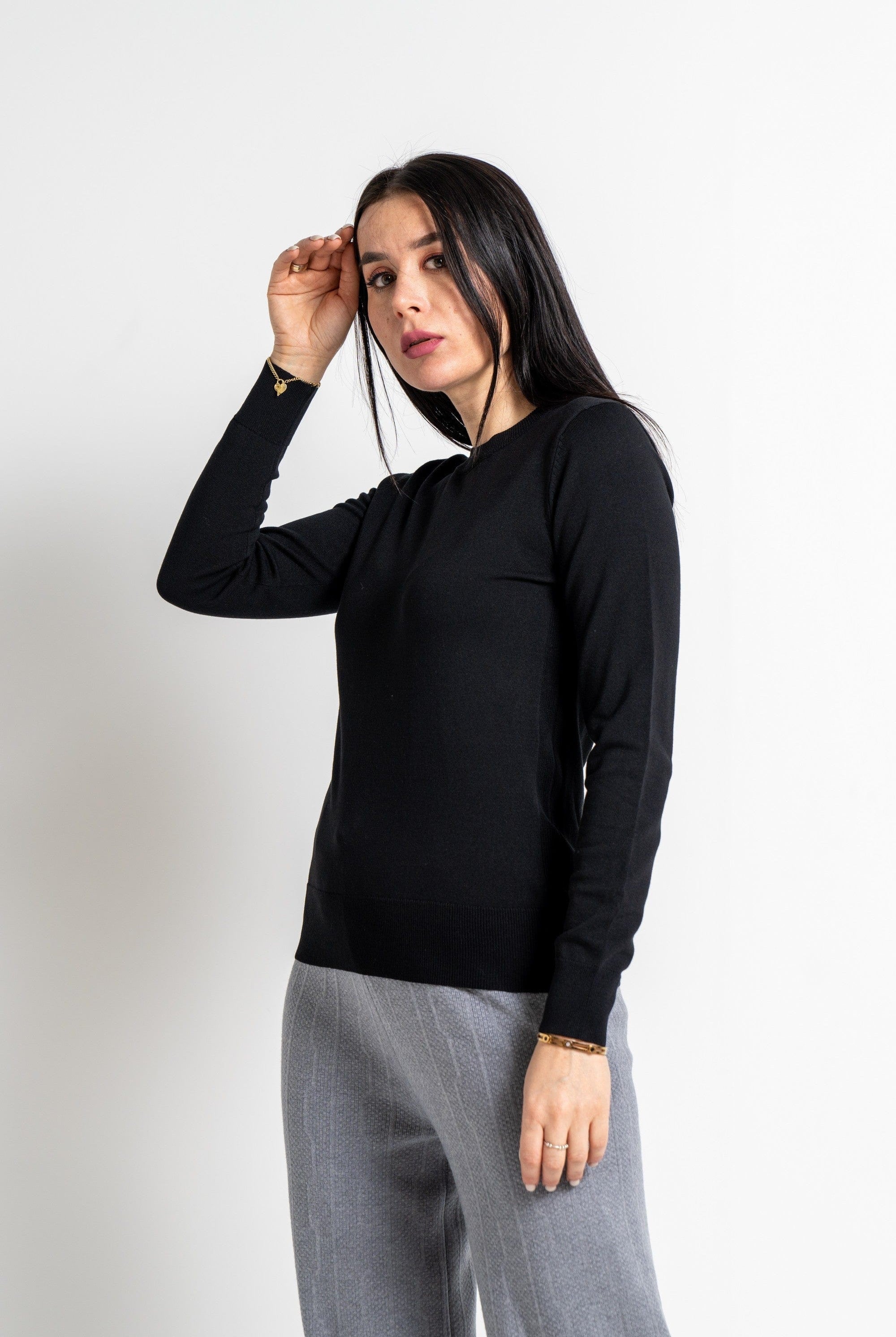 نتشي بلوزة بأكمام طويلة وسيعة سادة