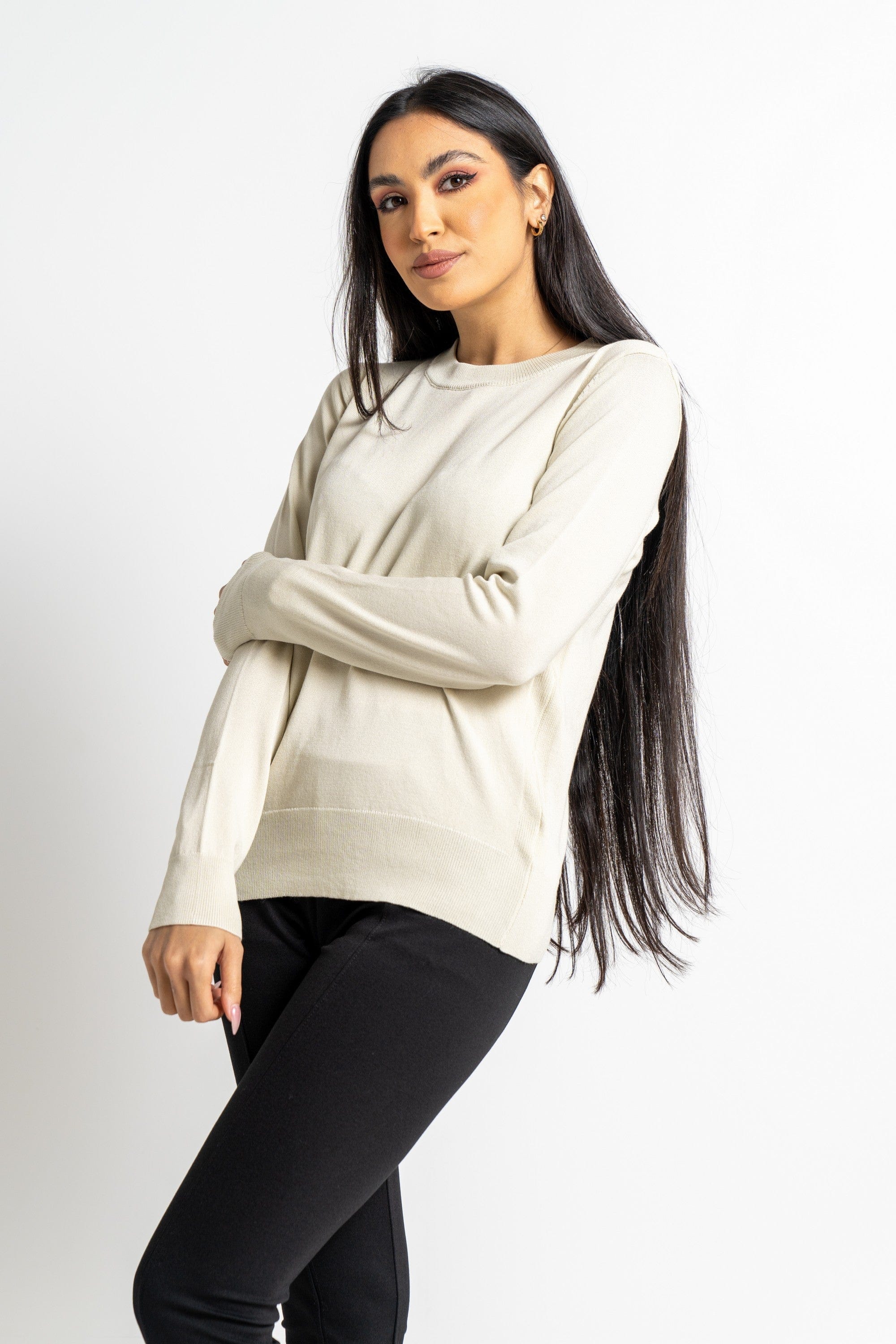 نتشي بلوزة بأكمام طويلة وسيعة سادة