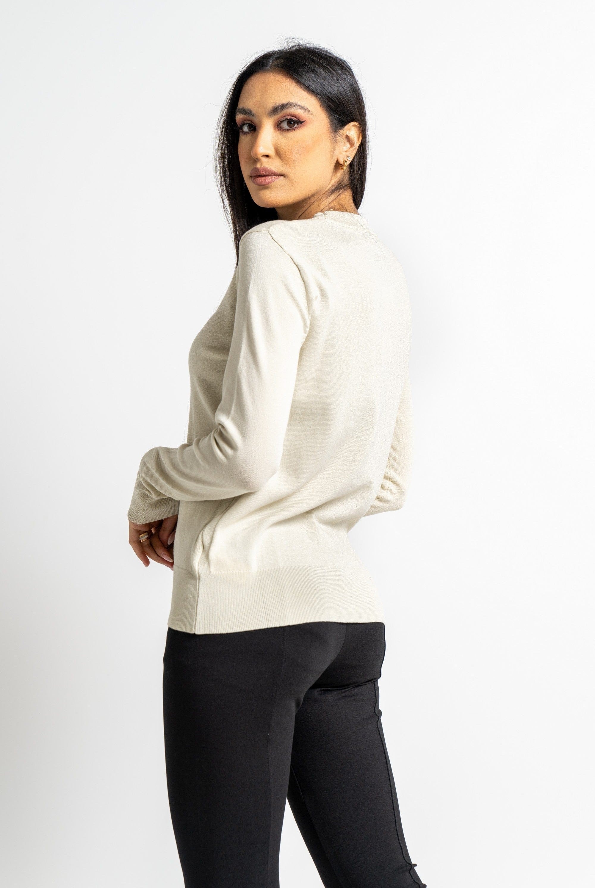 نتشي بلوزة بأكمام طويلة وسيعة سادة