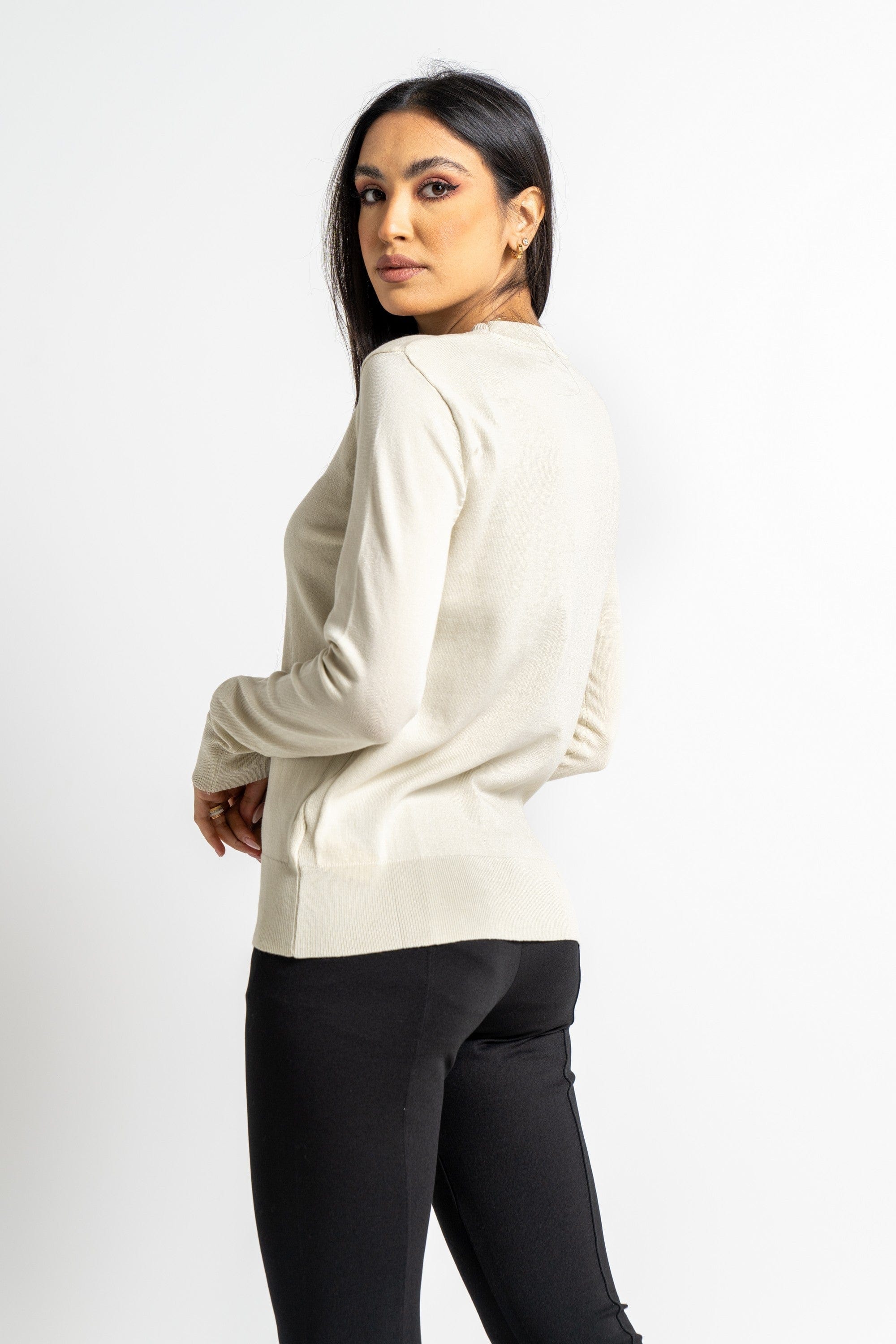 نتشي بلوزة بأكمام طويلة وسيعة سادة