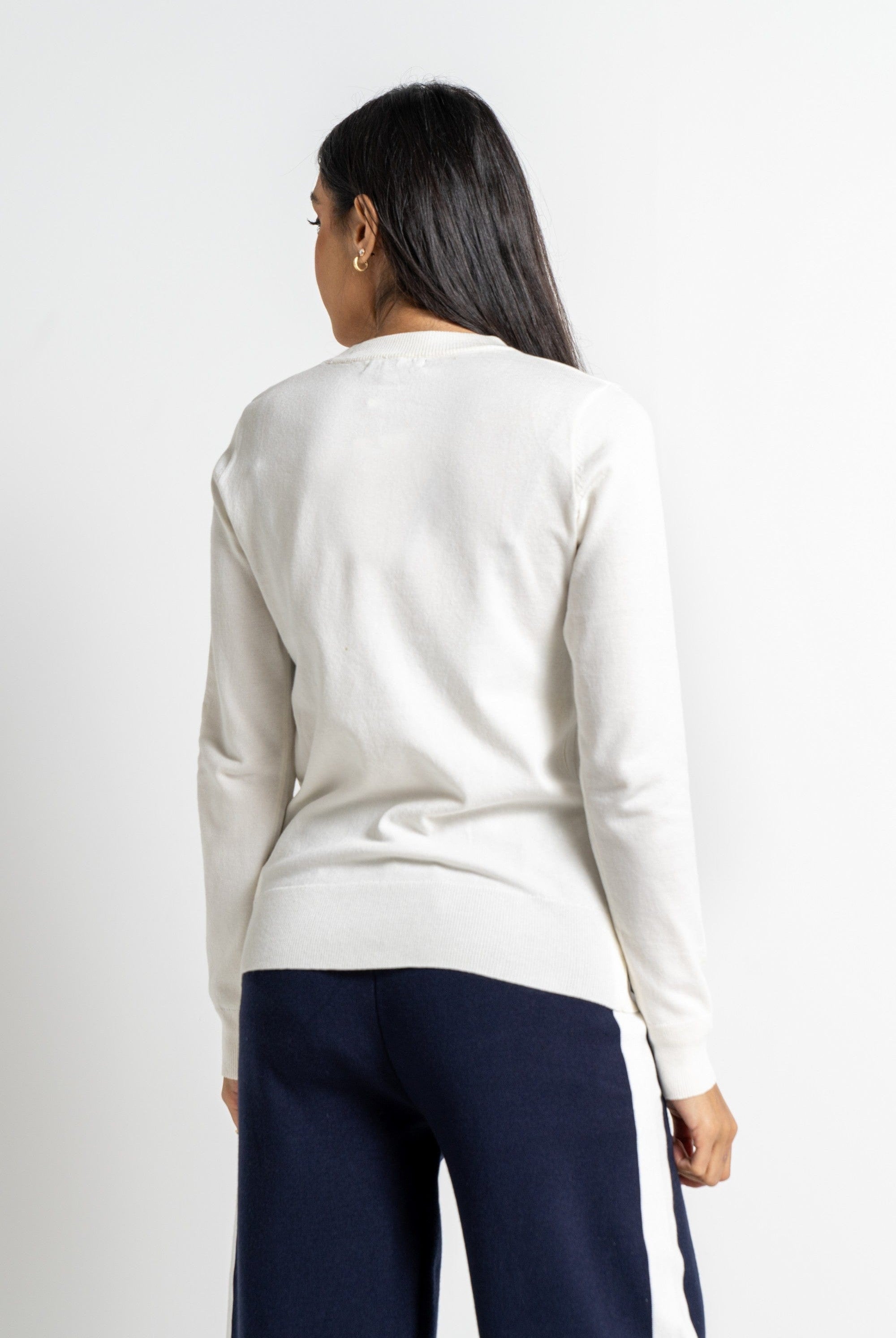 نتشي بلوزة بأكمام طويلة وسيعة سادة