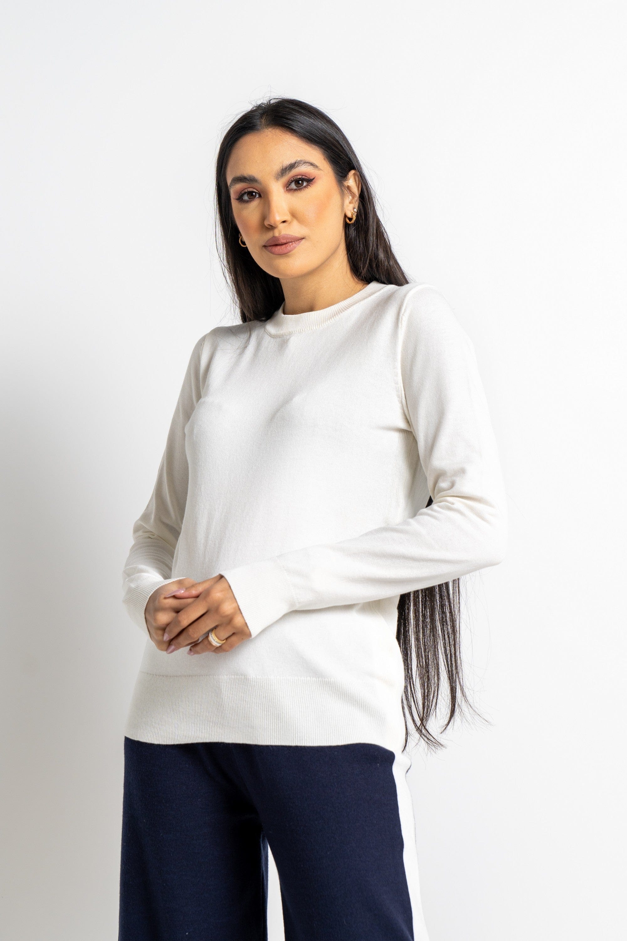 نتشي بلوزة بأكمام طويلة وسيعة سادة