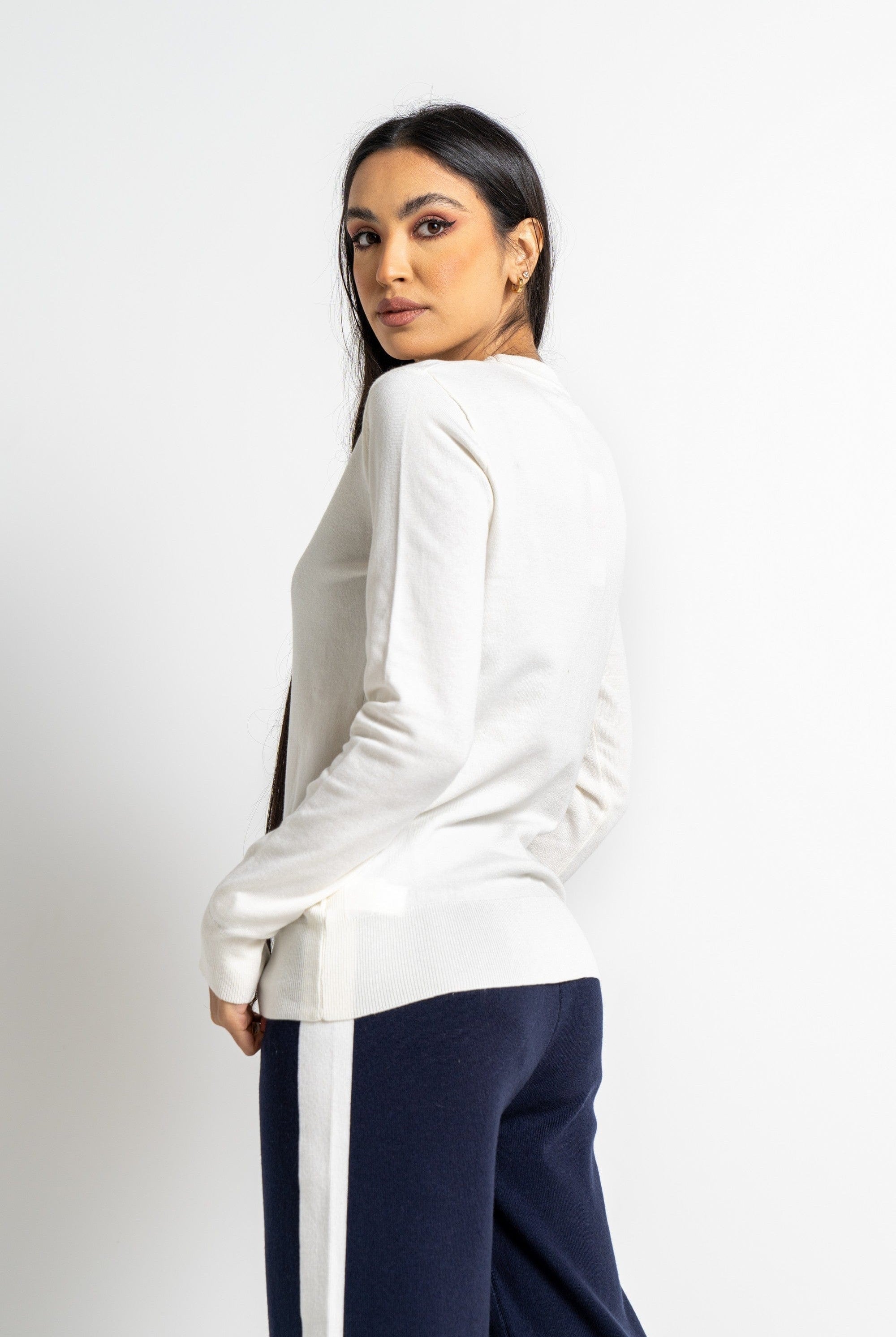 نتشي بلوزة بأكمام طويلة وسيعة سادة