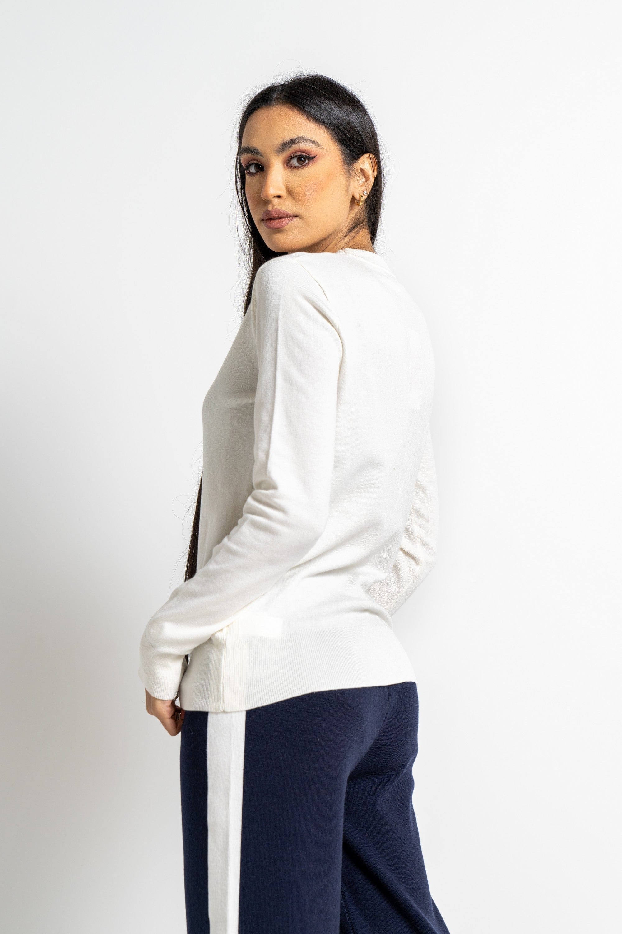 نتشي بلوزة بأكمام طويلة وسيعة سادة