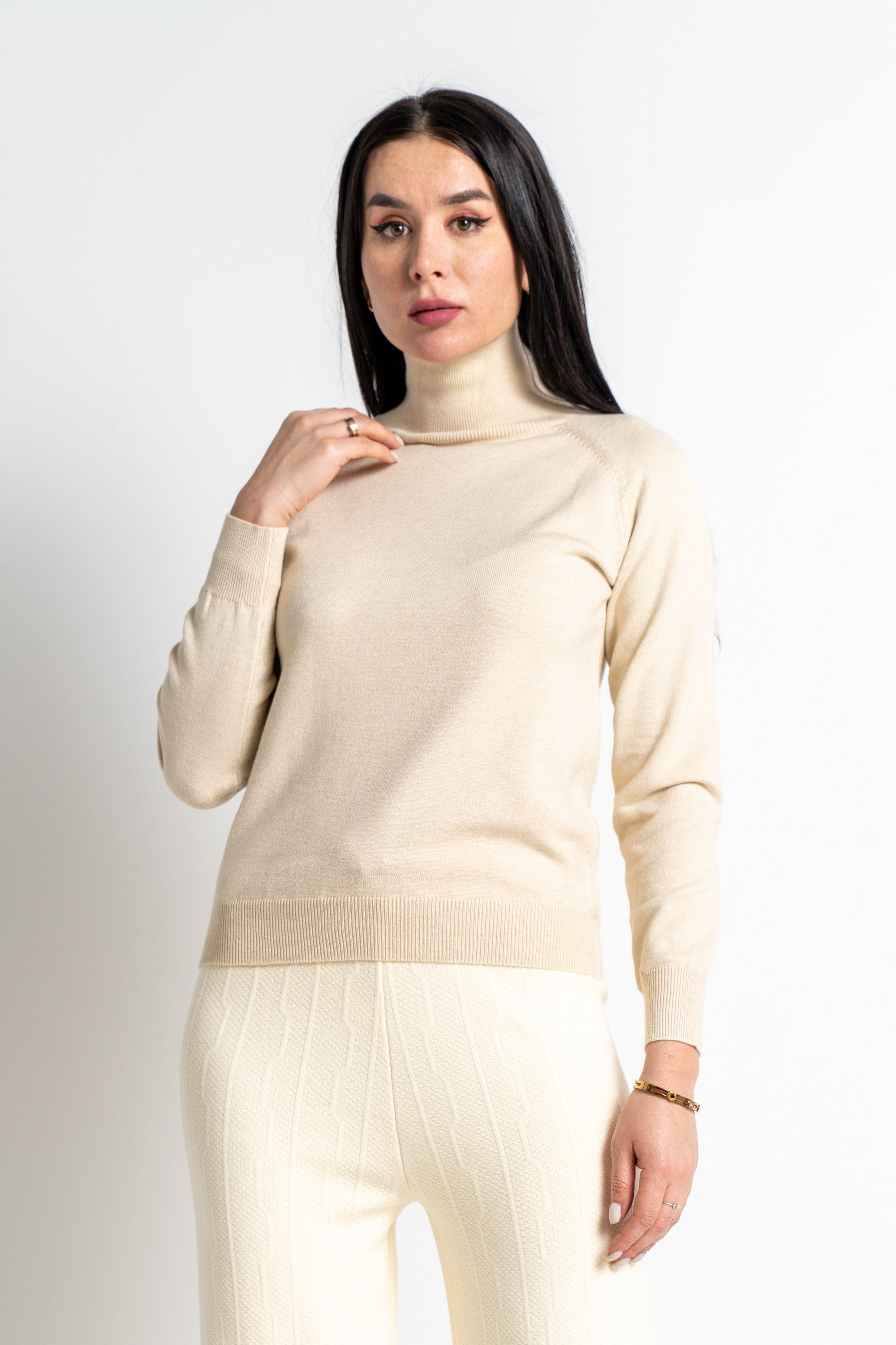 نتشي بلوزة بأكمام طويلة سادة برقبة مرتفعة