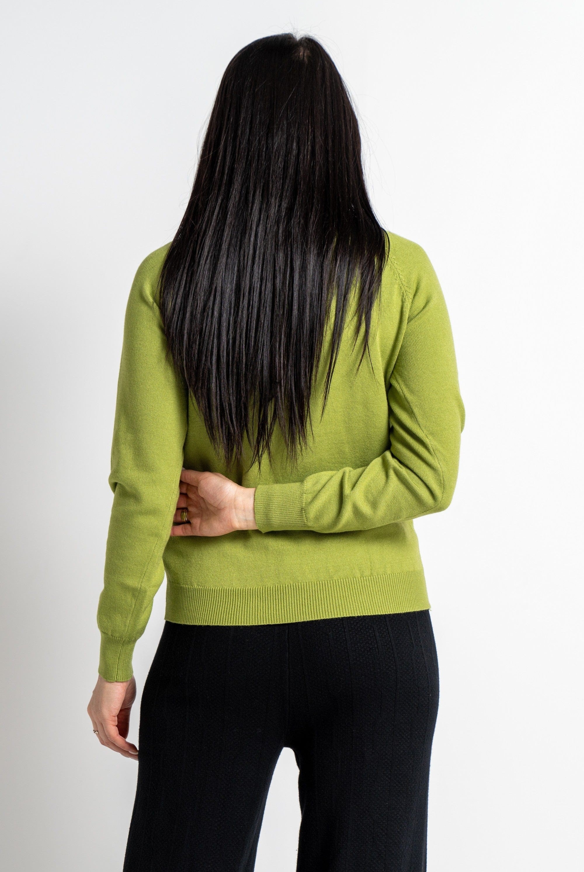 نتشي بلوزة بأكمام طويلة سادة برقبة مرتفعة