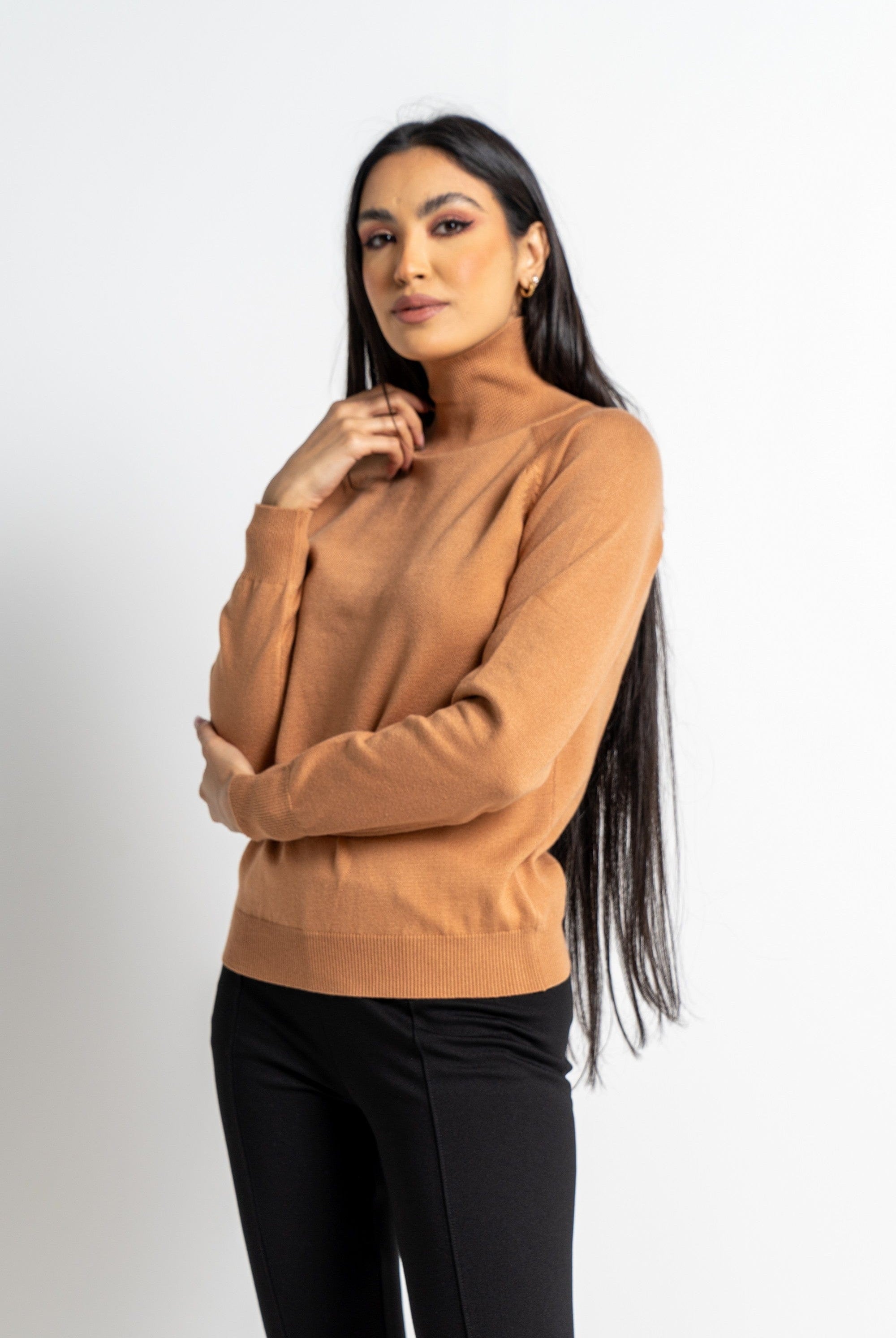 نتشي بلوزة بأكمام طويلة سادة برقبة مرتفعة