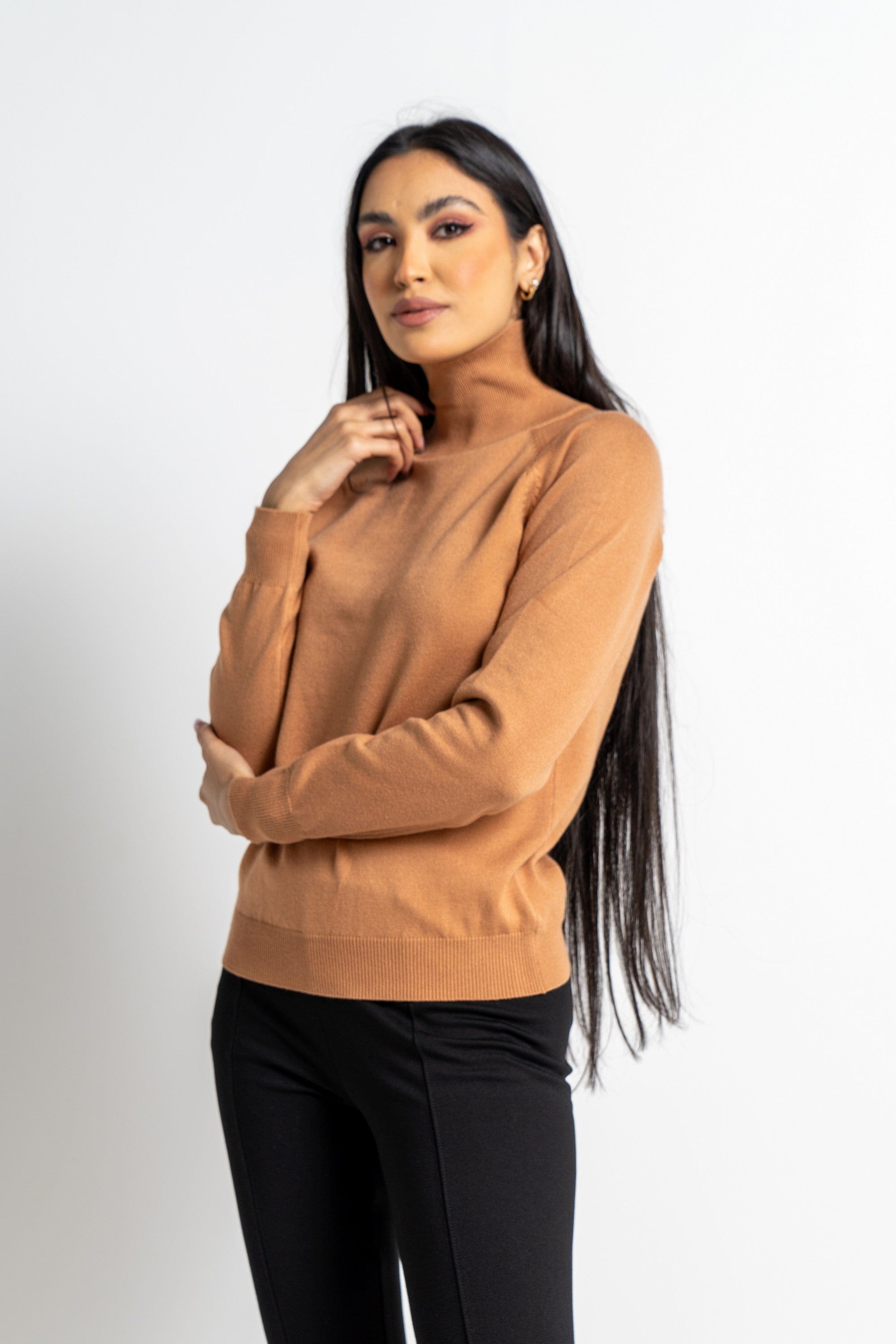 نتشي بلوزة بأكمام طويلة سادة برقبة مرتفعة