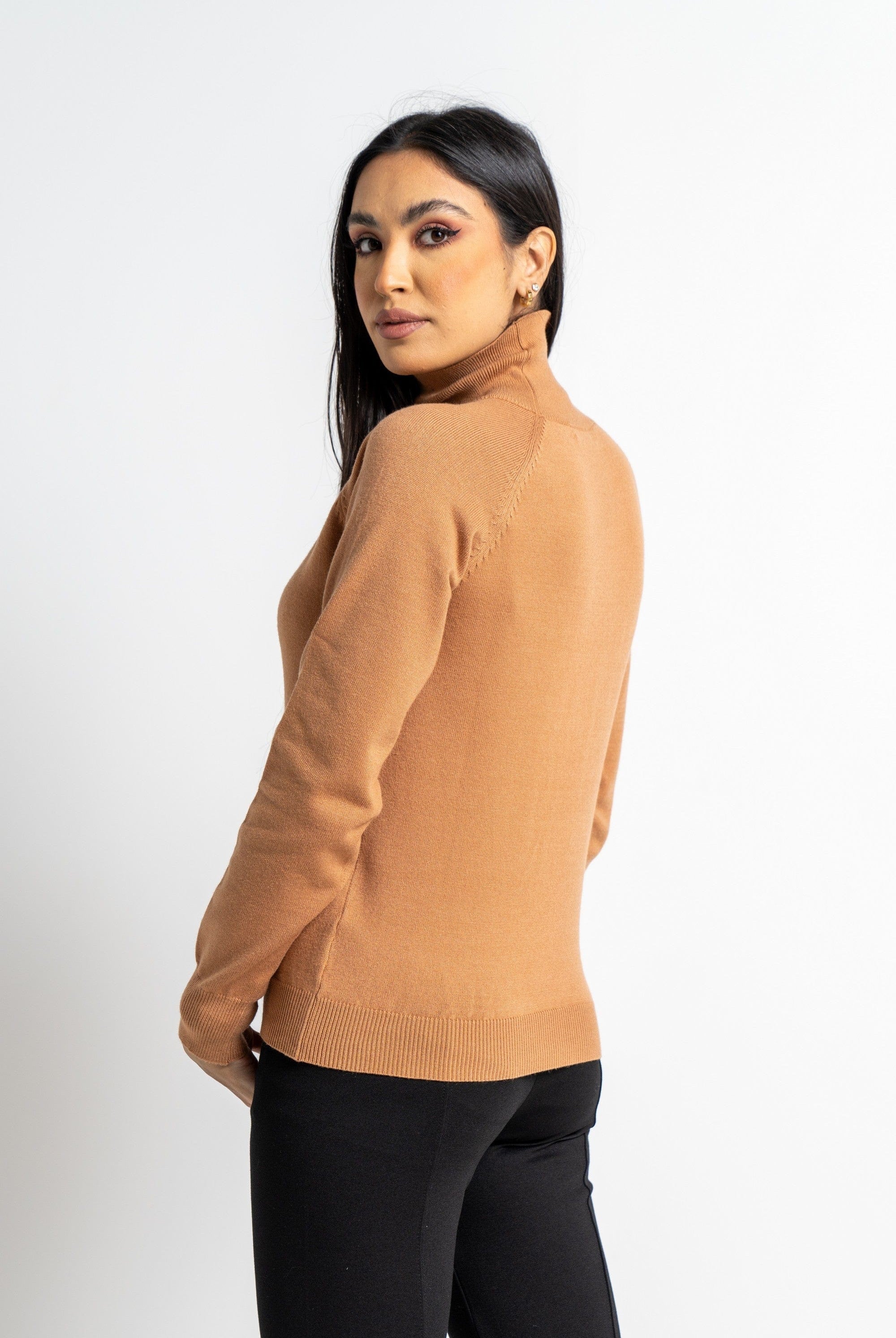 نتشي بلوزة بأكمام طويلة سادة برقبة مرتفعة