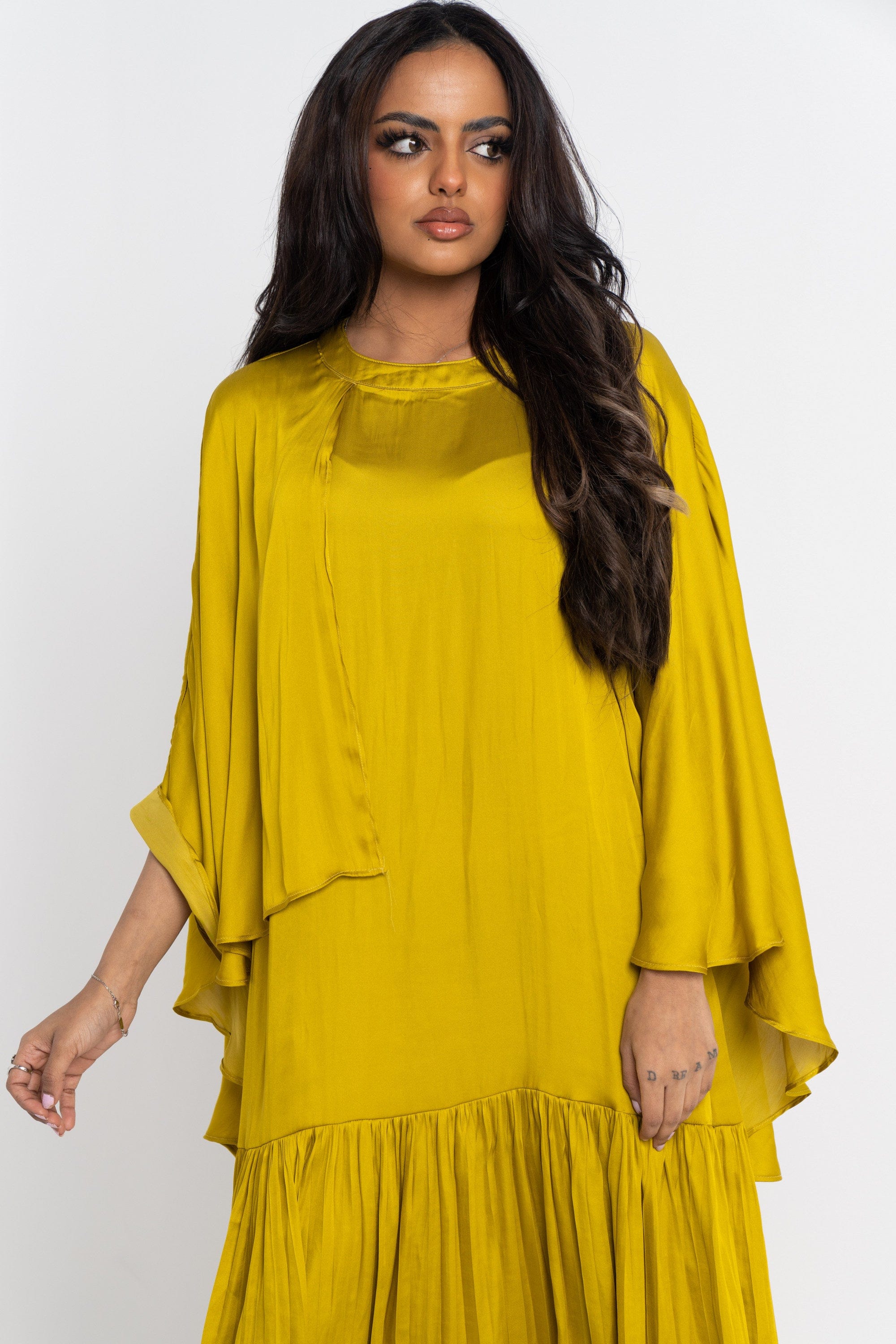 نتشي فستان ميدي بأكمام فراشة بليسية سادة