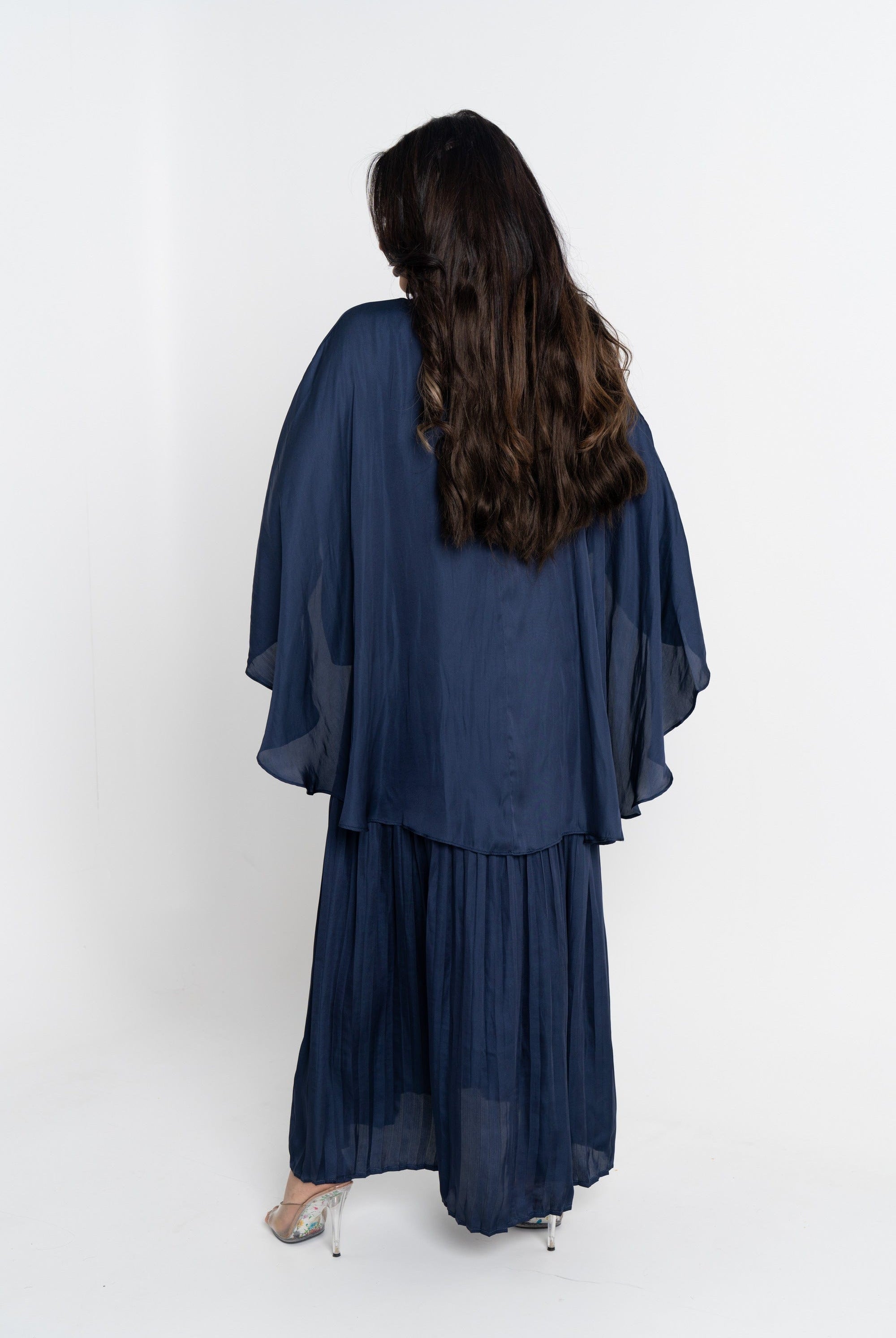 نتشي فستان ميدي بأكمام فراشة بليسية سادة