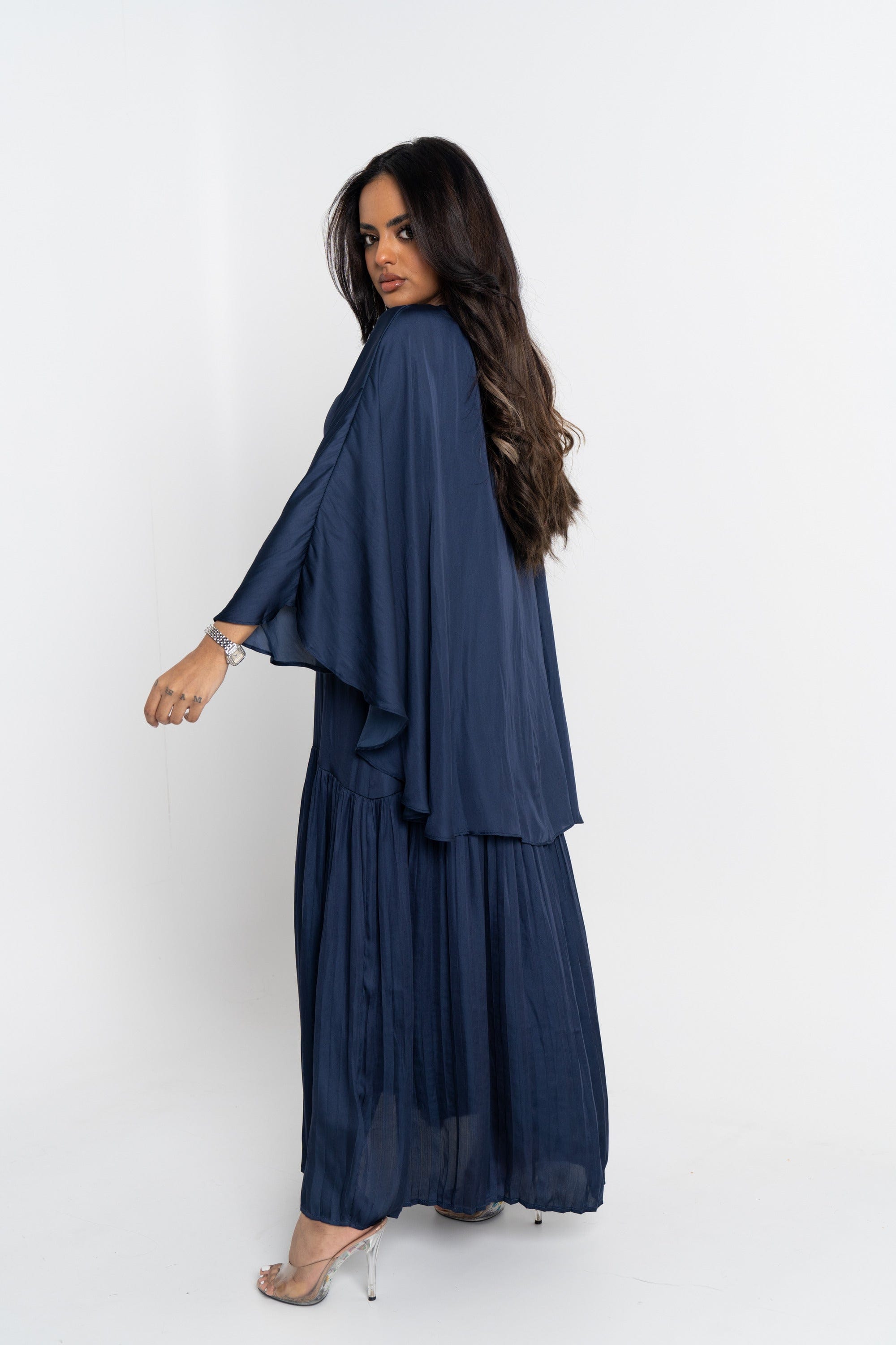 نتشي فستان ميدي بأكمام فراشة بليسية سادة