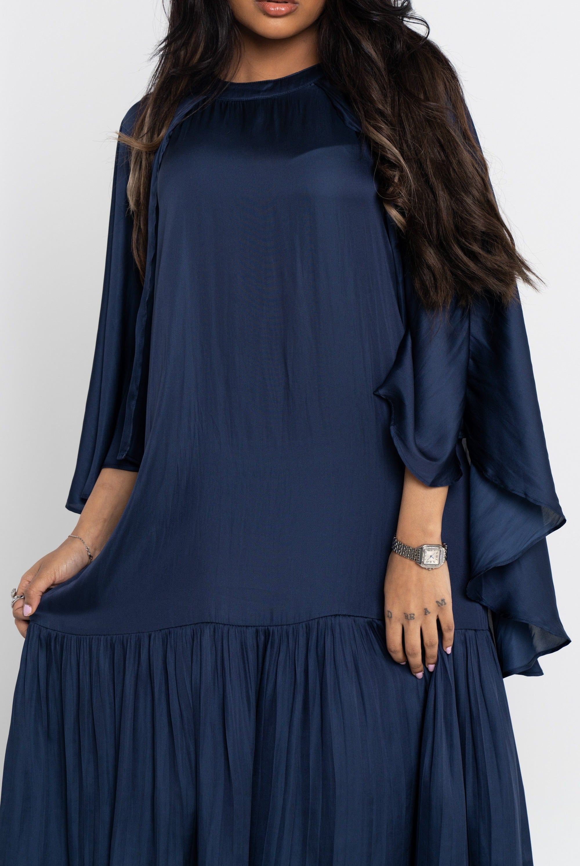 نتشي فستان ميدي بأكمام فراشة بليسية سادة