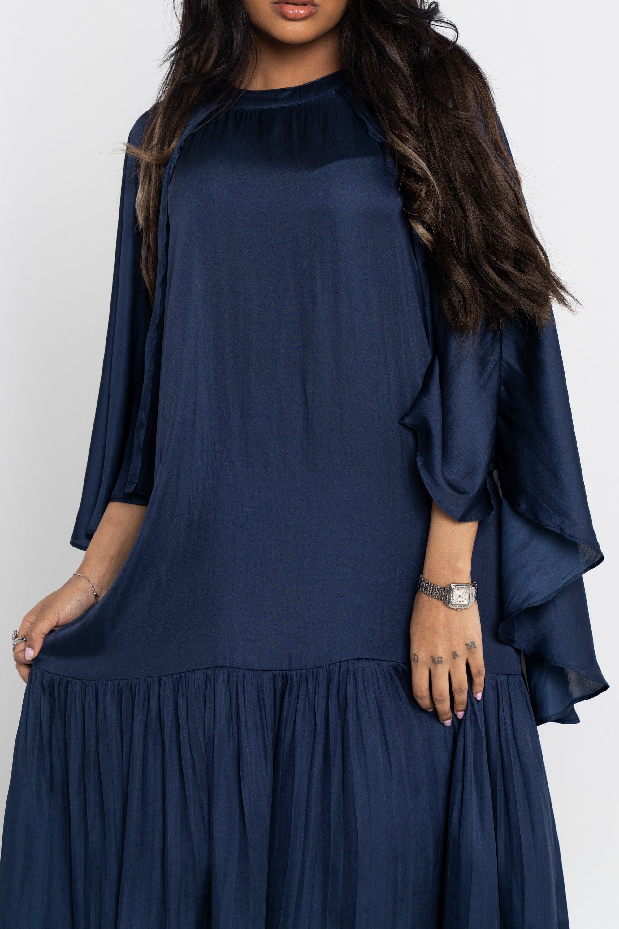 نتشي فستان ميدي بأكمام فراشة بليسية سادة