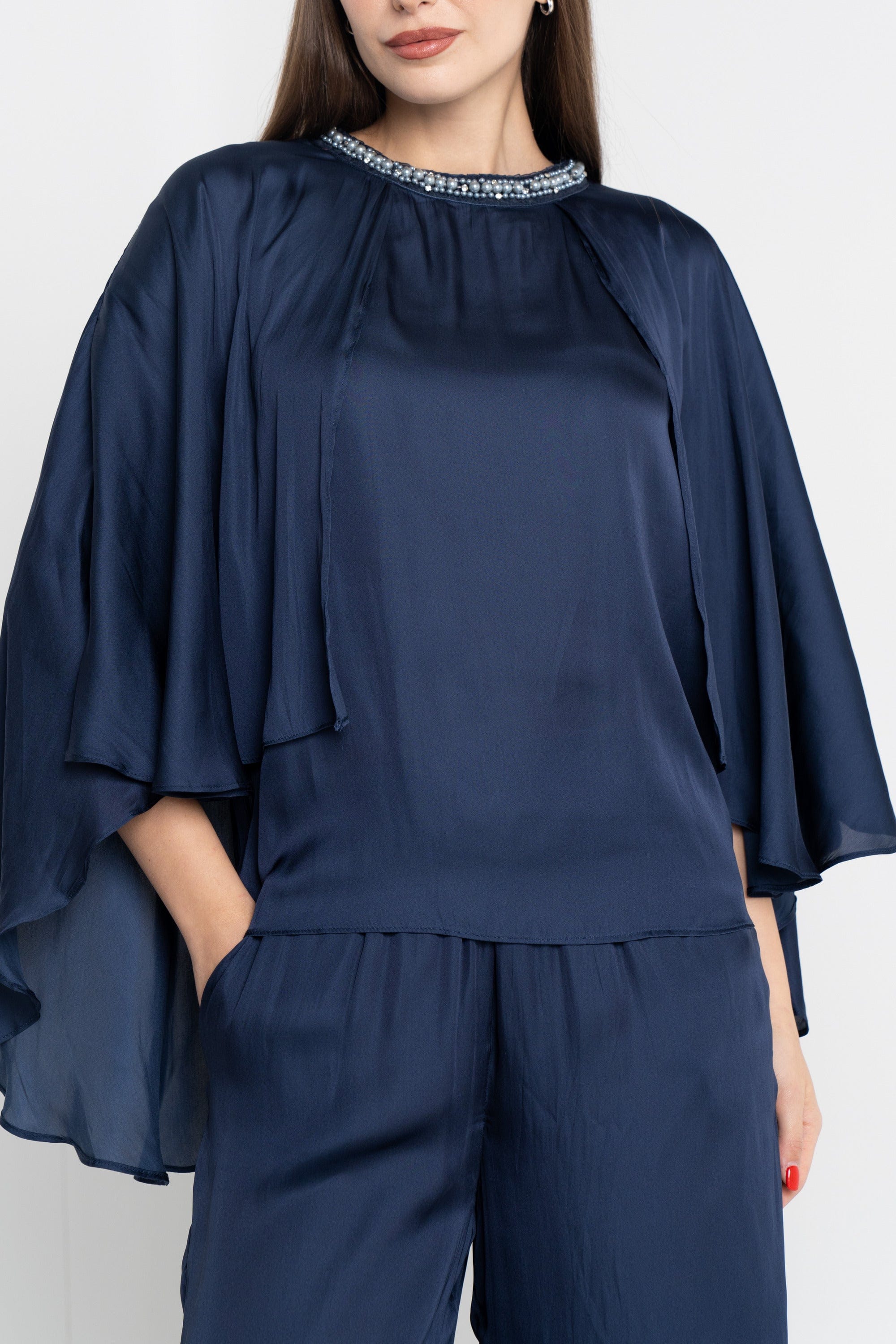 نتشي بلوزة سادة ياقة مطرزة أكمام الفراشة