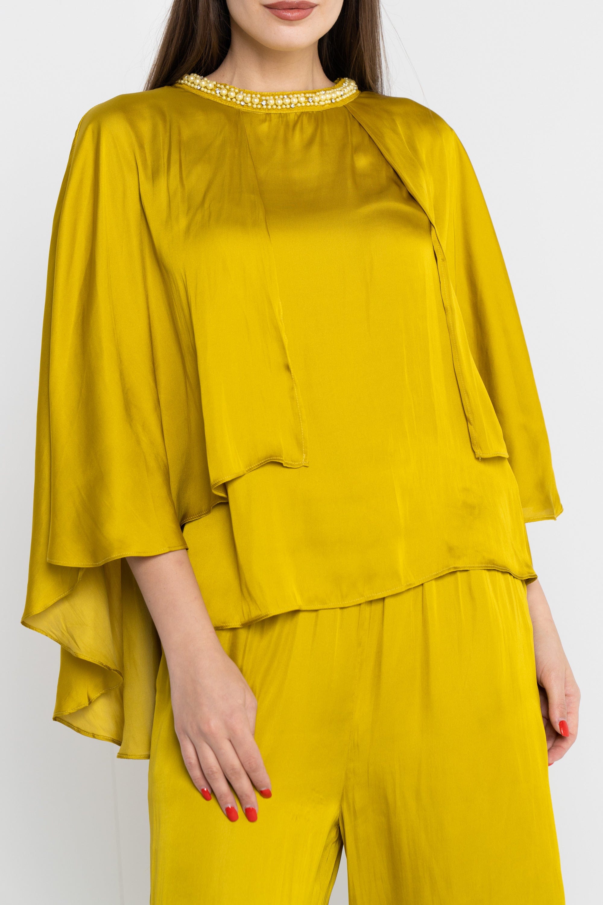 نتشي بلوزة سادة ياقة مطرزة أكمام الفراشة