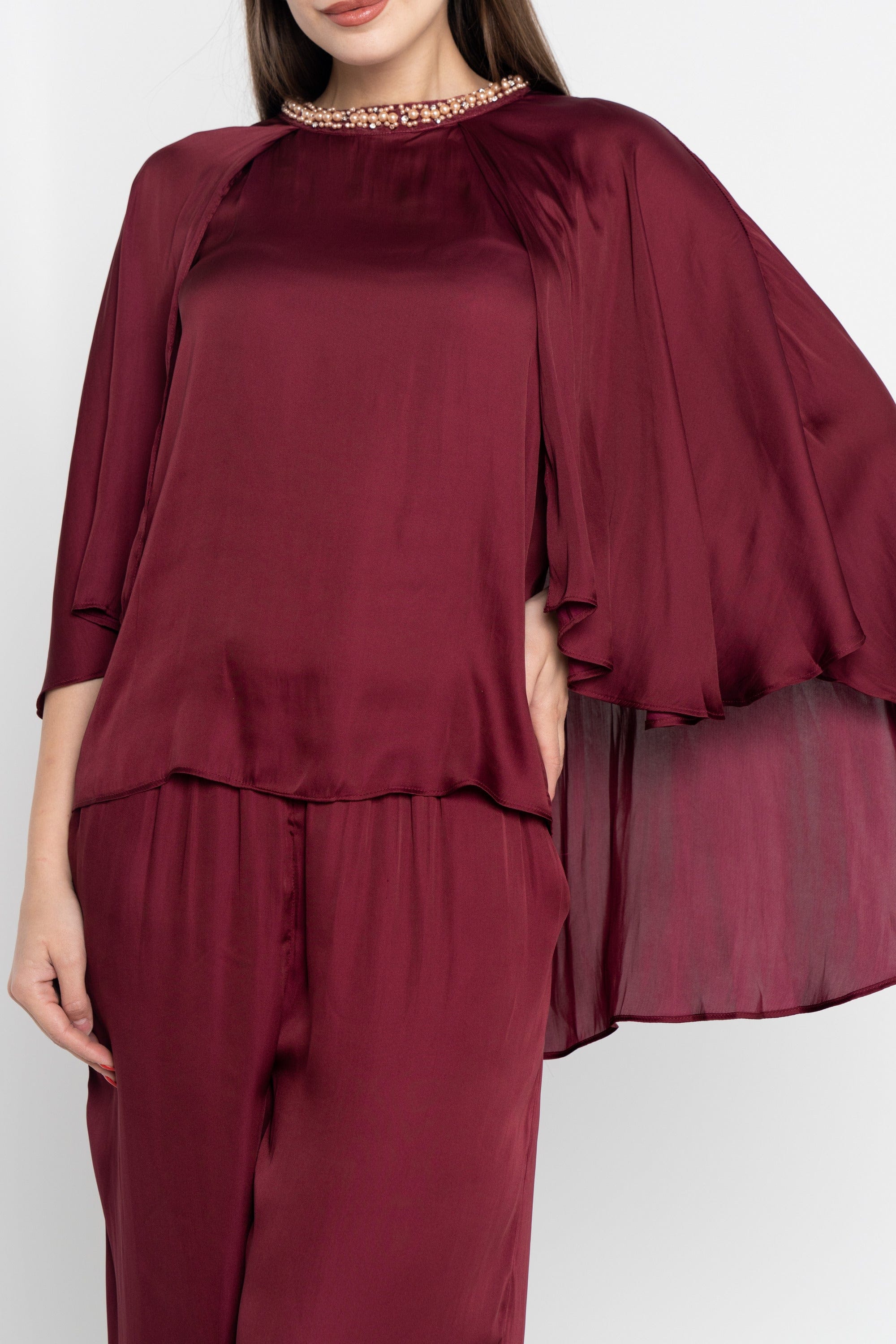 نتشي بلوزة سادة ياقة مطرزة أكمام الفراشة