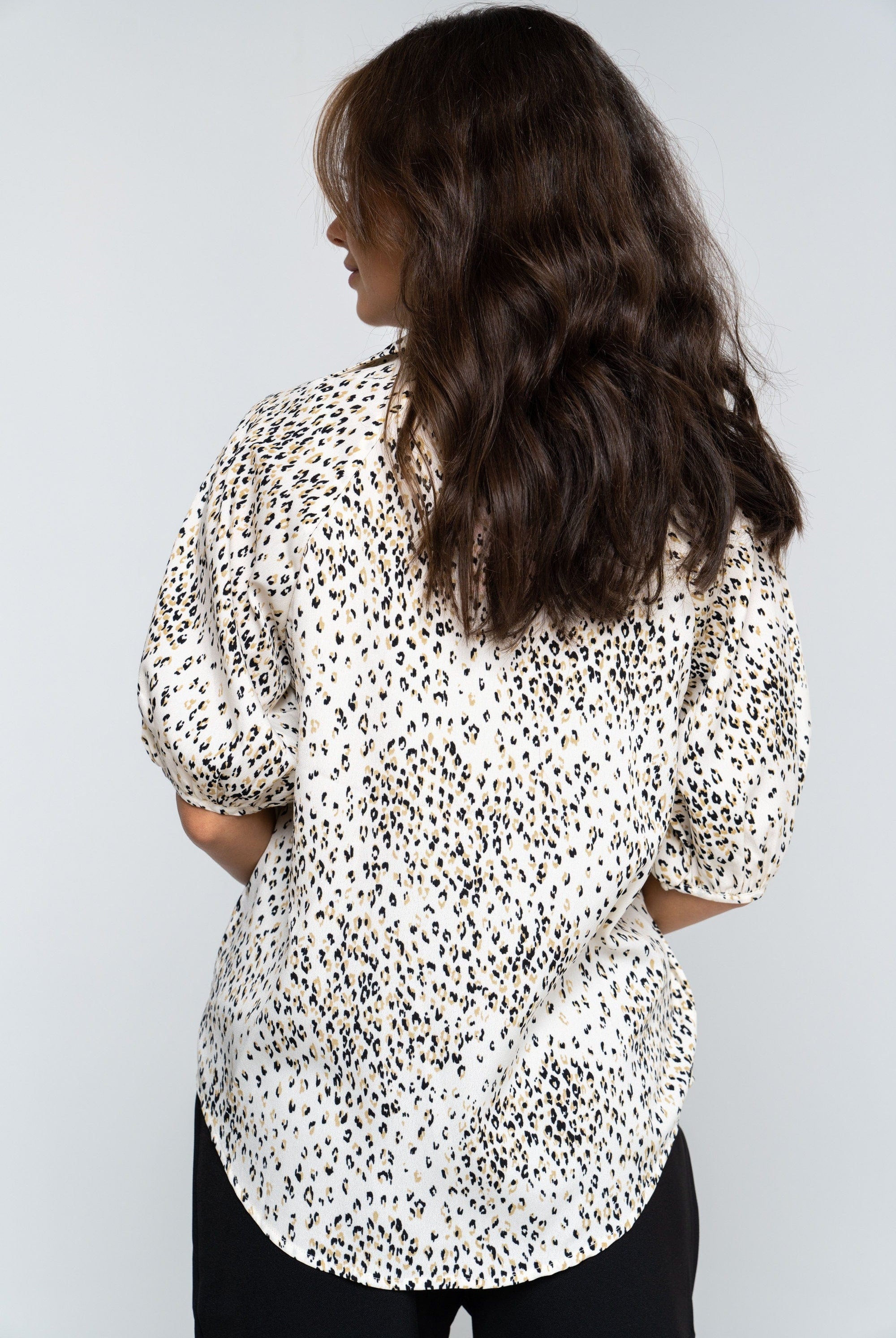 نتشي بلوزة منقوشة كم قصير بيج