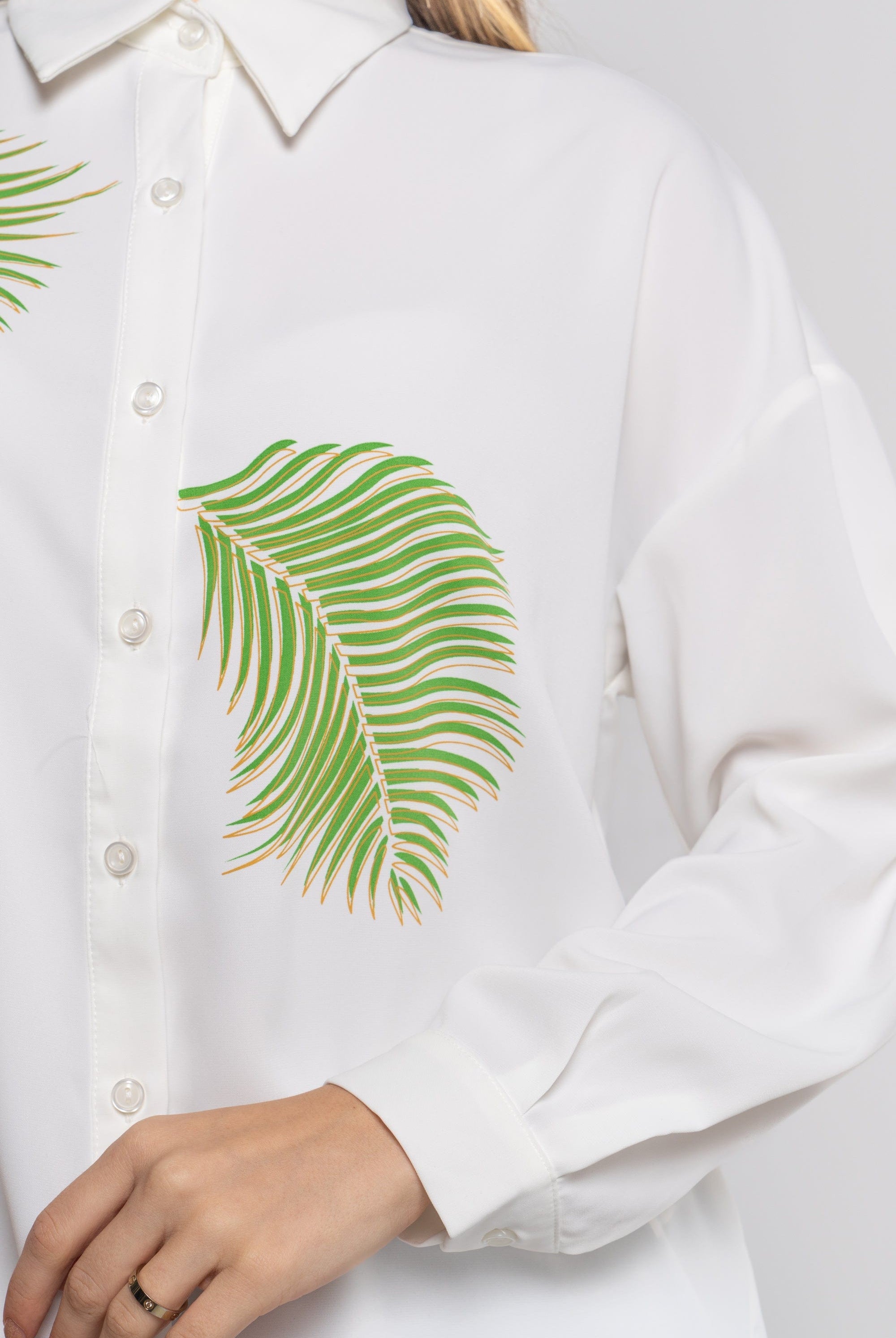 نتشي قميص نسائي مشجر بأكمام طويلة