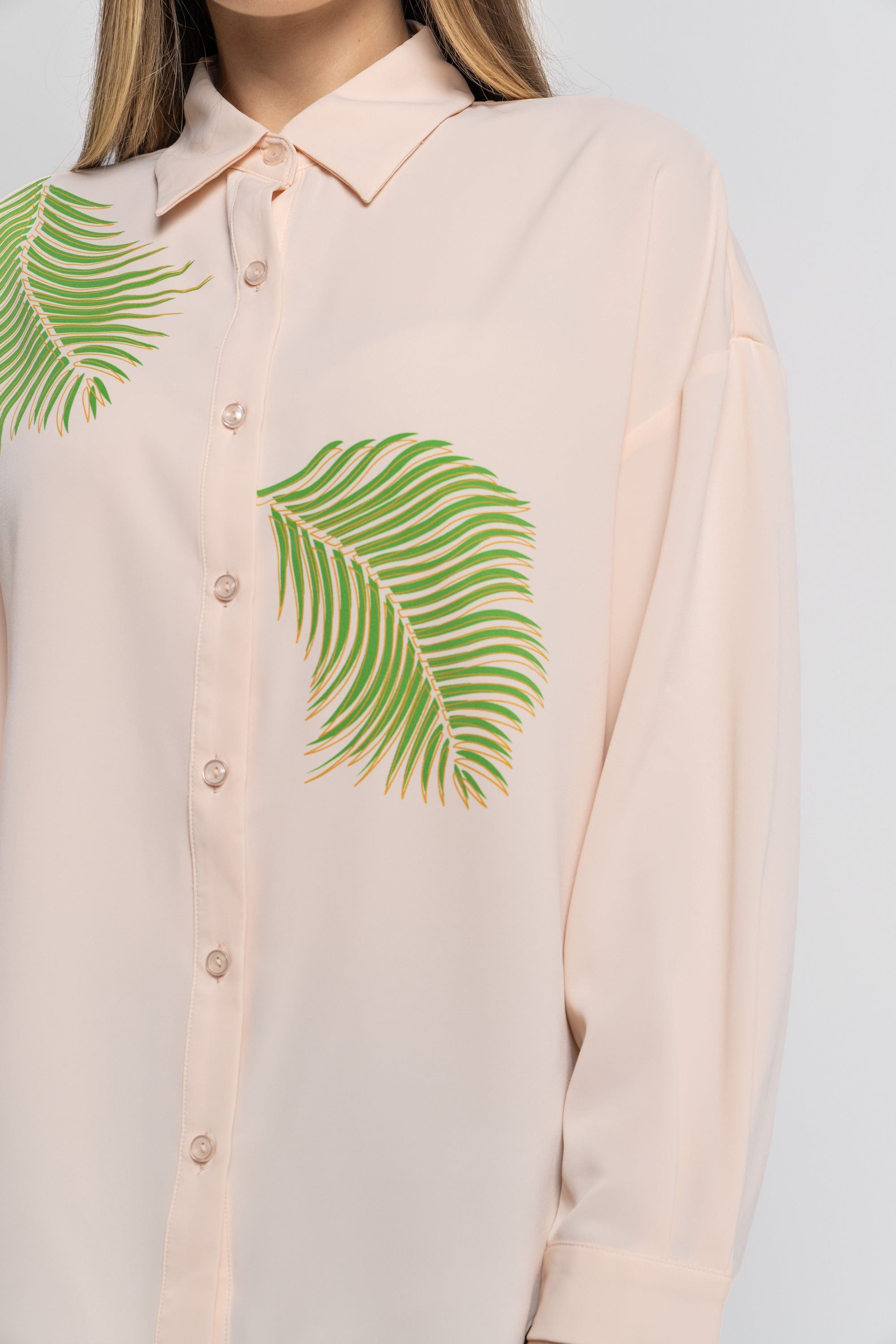 نتشي قميص نسائي مشجر بأكمام طويلة