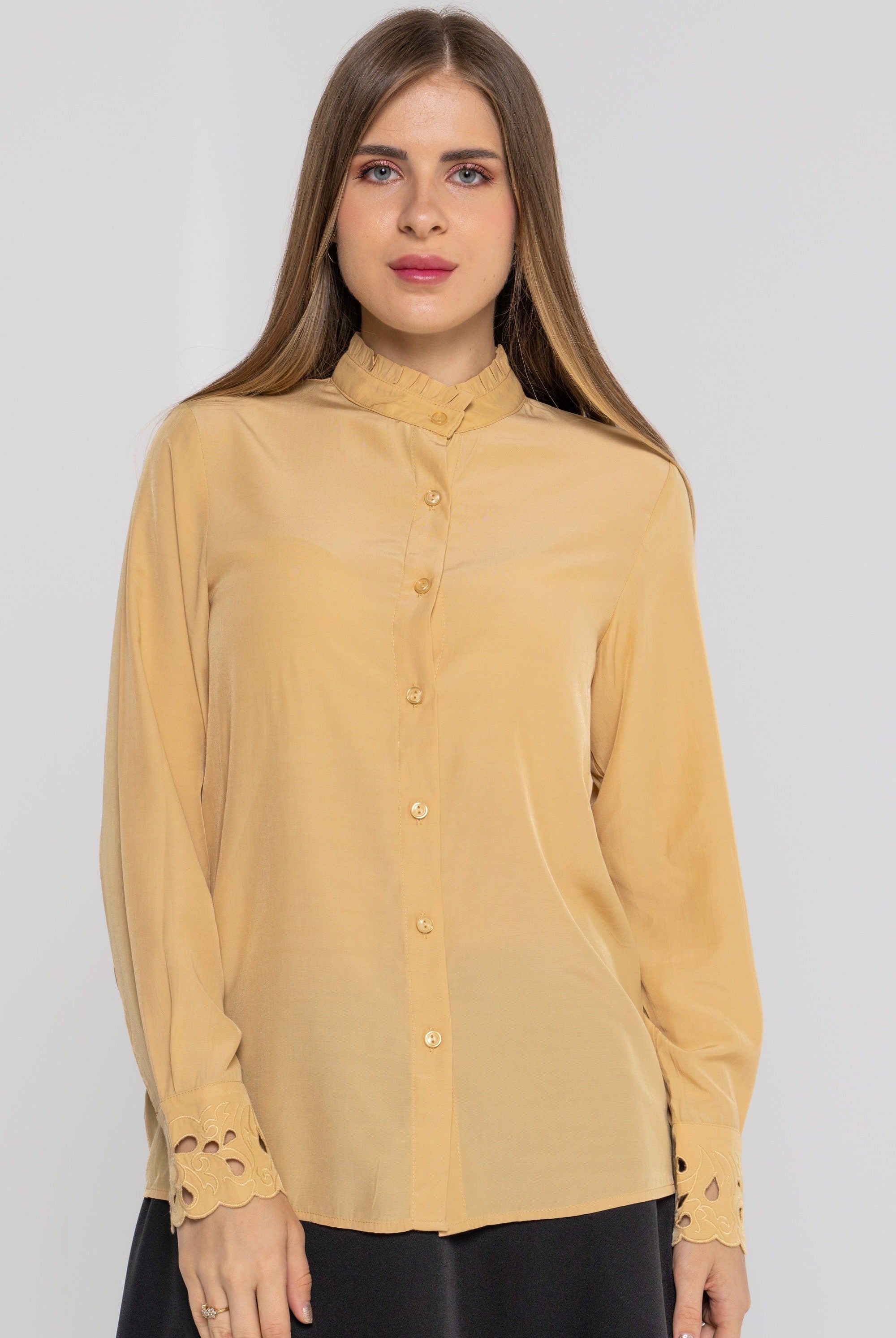 نتشي بلوزة سادة بأزرار أمامية كم طويل