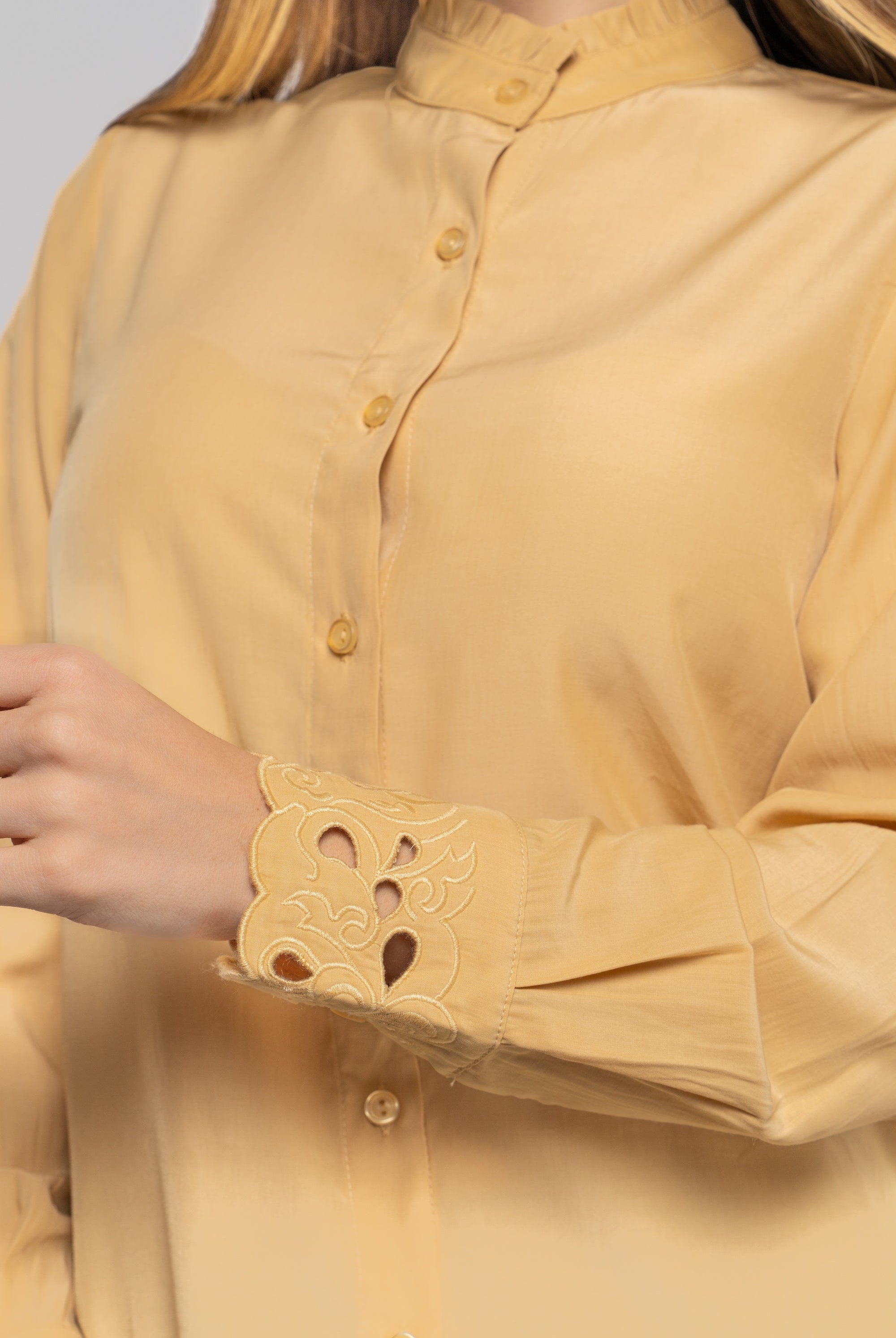 نتشي بلوزة سادة بأزرار أمامية كم طويل