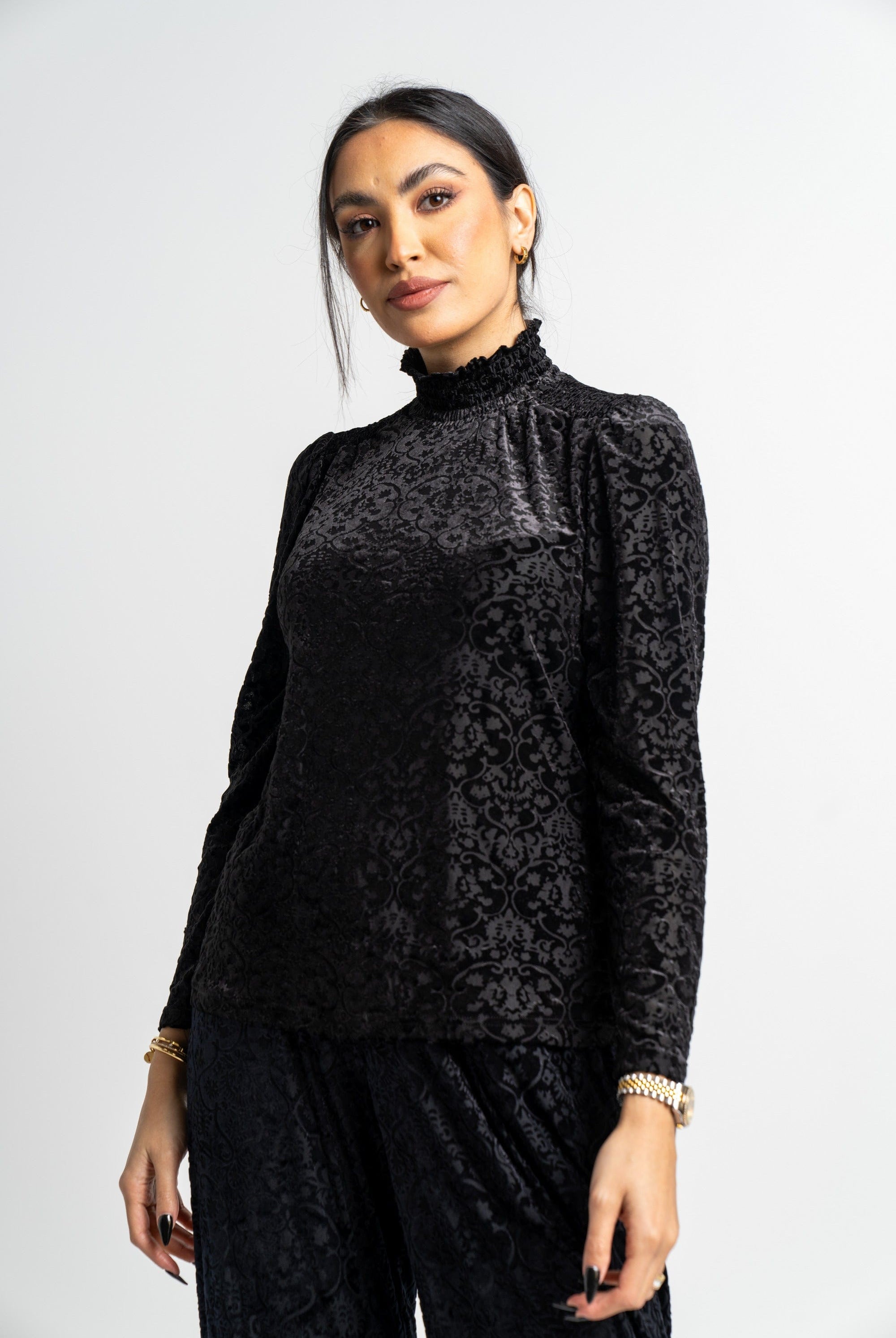 نتشي بلوزة منقوشة كم طويل برقبة مكشكشة كم طويل نسائية أسود