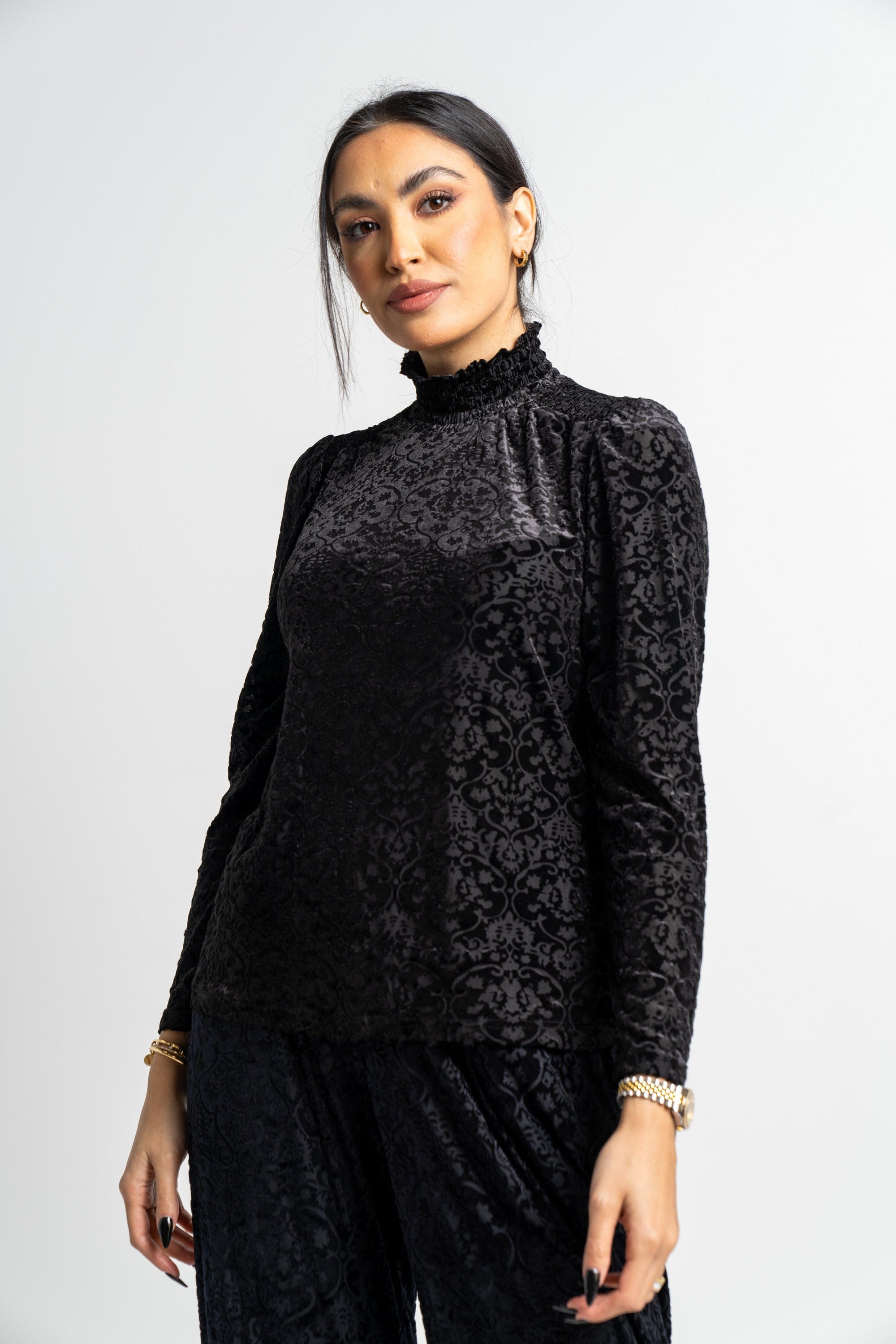 نتشي بلوزة منقوشة كم طويل برقبة مكشكشة كم طويل نسائية أسود