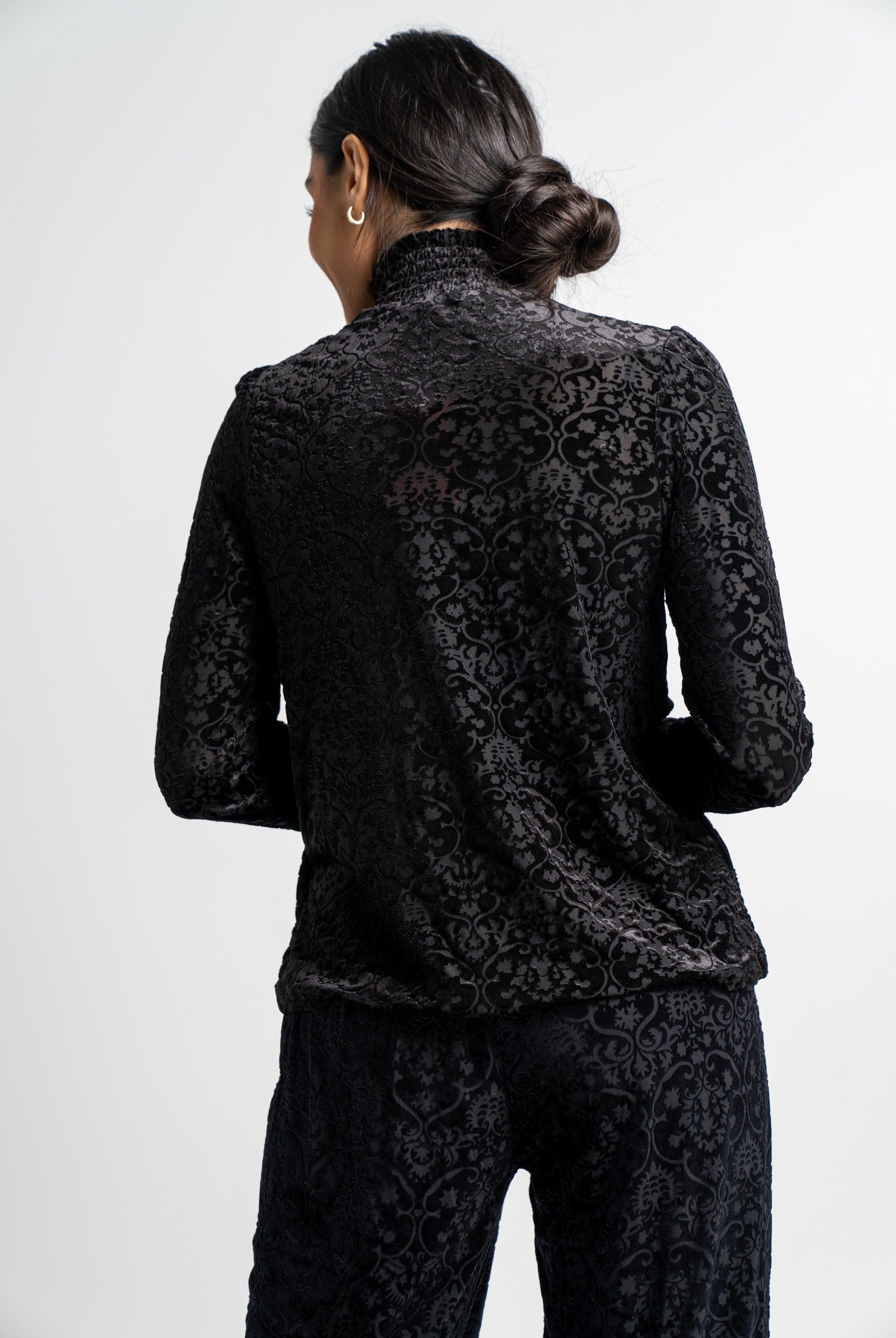 نتشي بلوزة منقوشة كم طويل برقبة مكشكشة كم طويل نسائية أسود