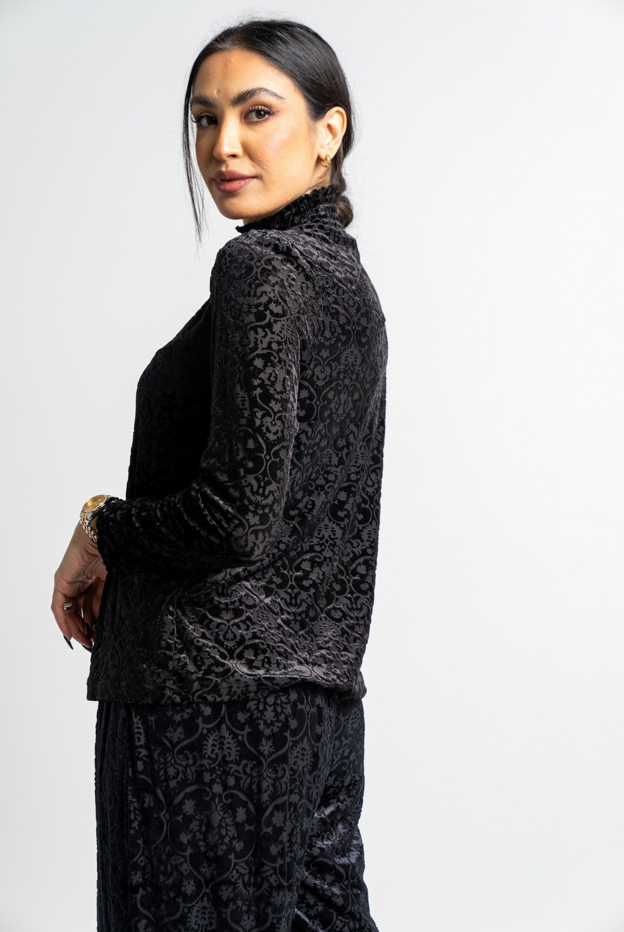 نتشي بلوزة منقوشة كم طويل برقبة مكشكشة كم طويل نسائية أسود