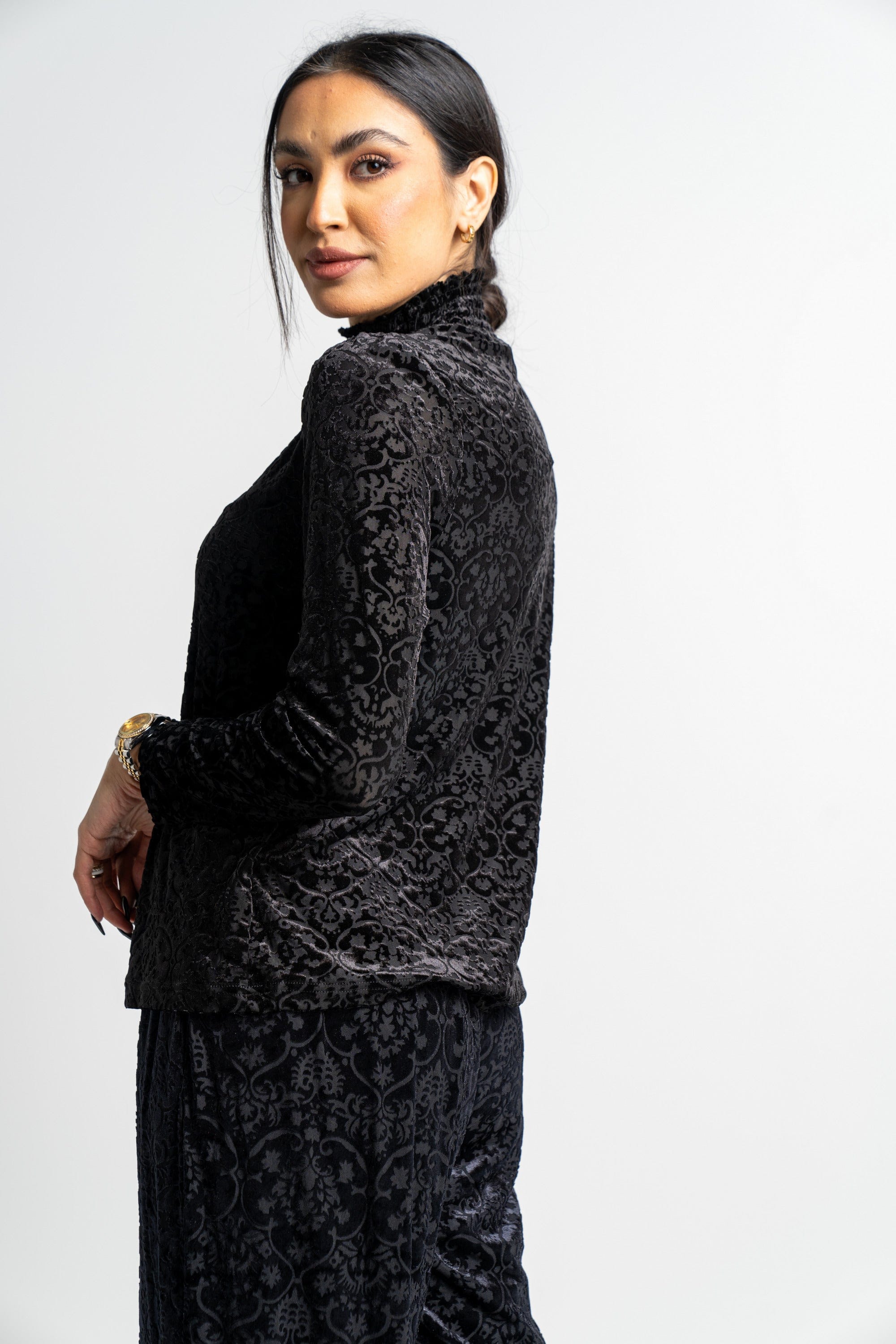 نتشي بلوزة منقوشة كم طويل برقبة مكشكشة كم طويل نسائية أسود