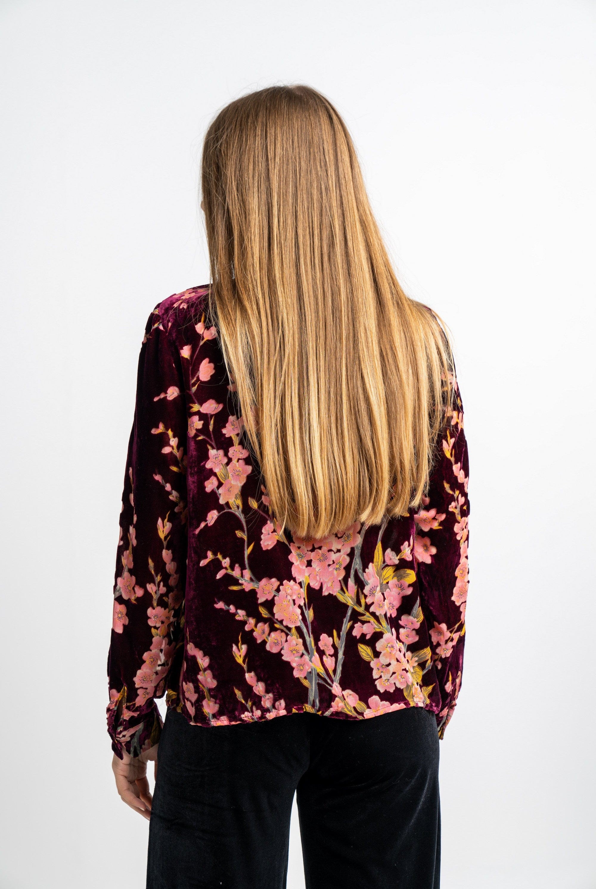 نتشي بلوزة موردة كم طويل برباط على الرقبة نسائية