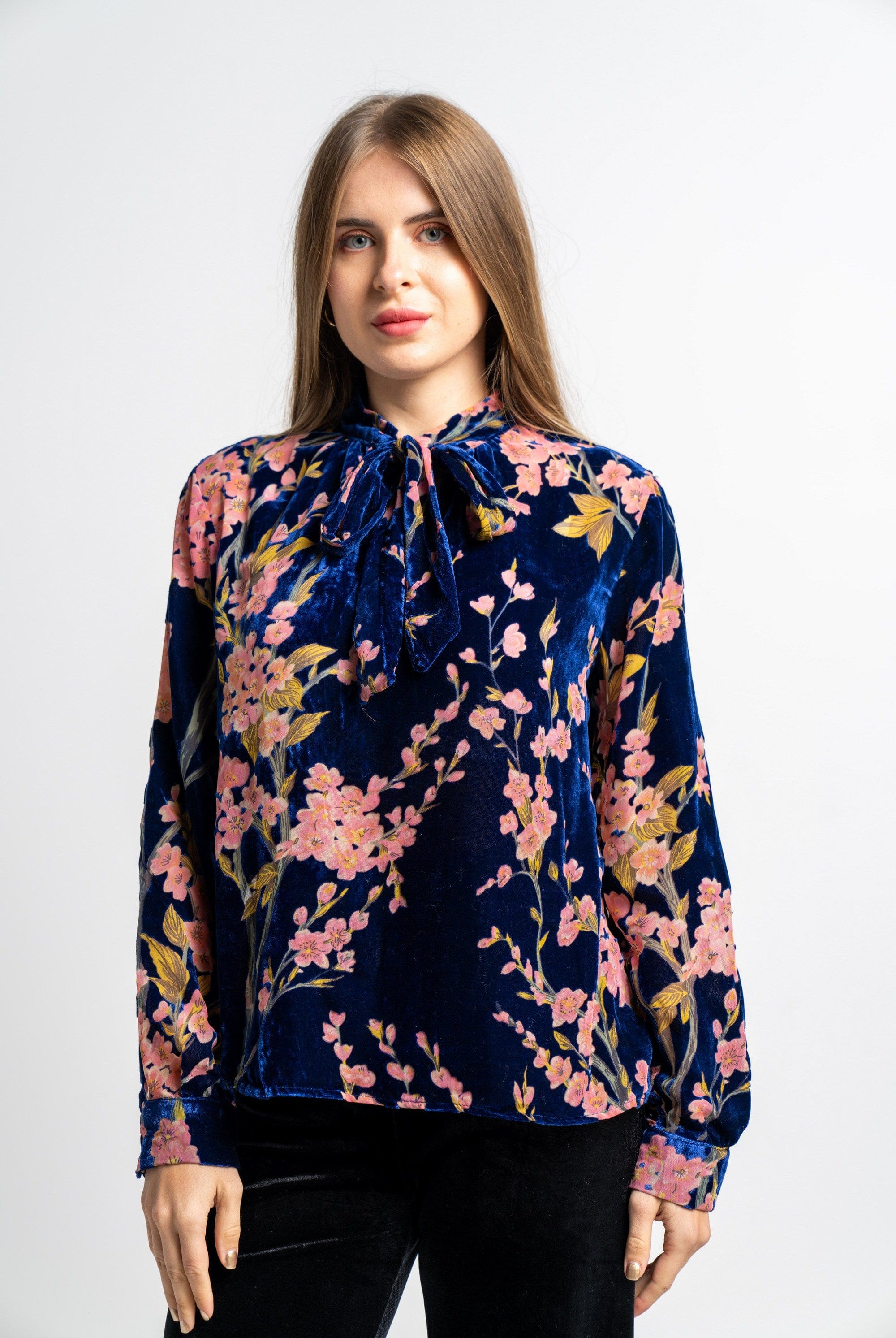 نتشي بلوزة موردة كم طويل برباط على الرقبة نسائية