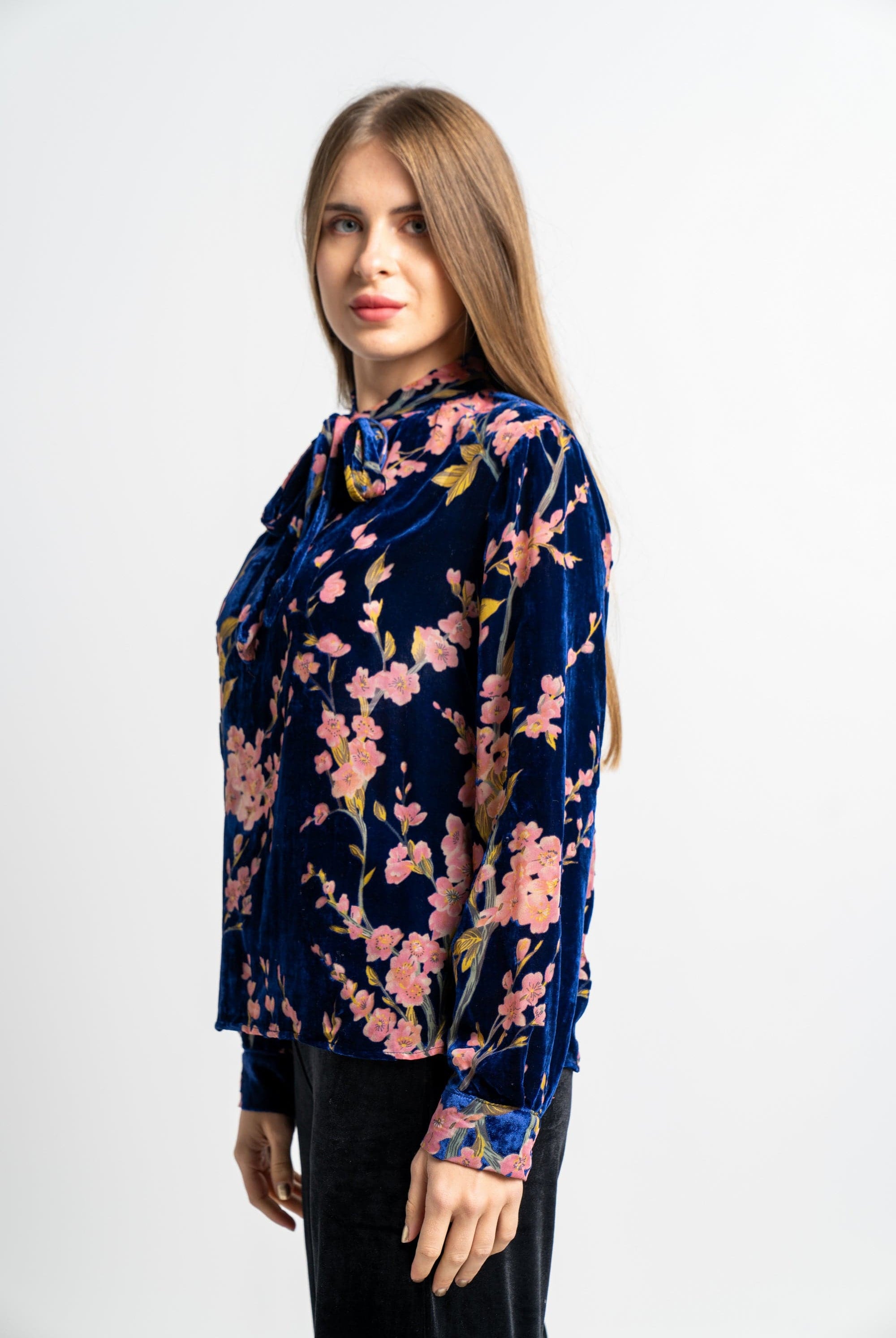 نتشي بلوزة موردة كم طويل برباط على الرقبة نسائية