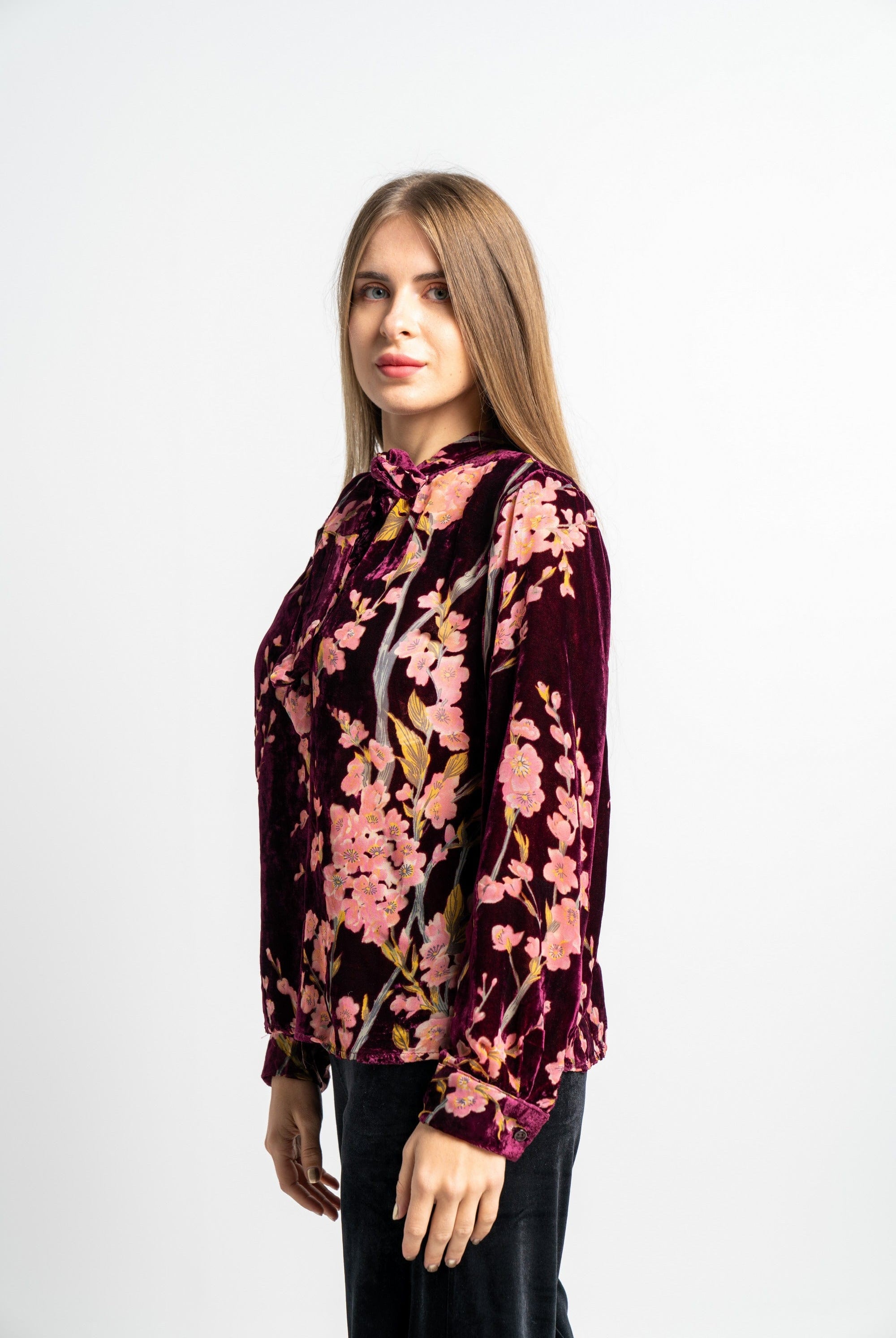 نتشي بلوزة موردة كم طويل برباط على الرقبة نسائية