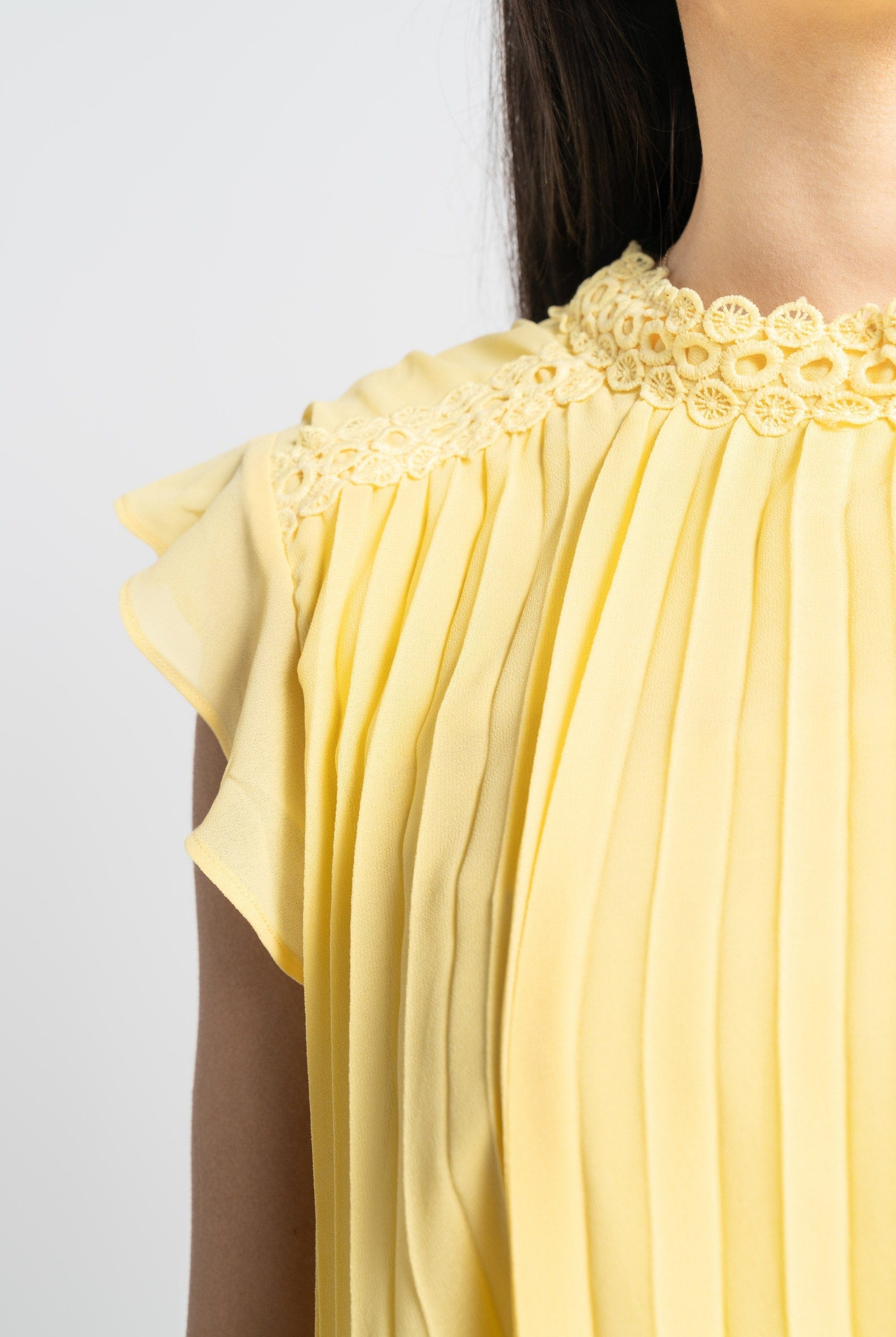 نتشي توب بدون أكمام بليسية بتطريز على الكتف